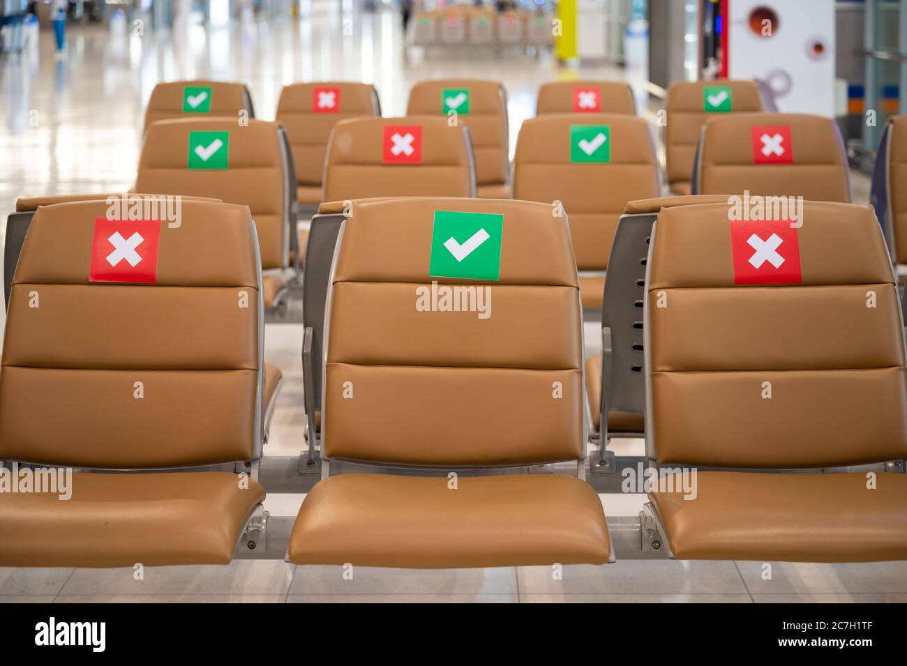 distanziamento sociale e concetto di distancing fisico. tenere distanziato tra ogni sedia fare separato per la divaricazione sociale in pubblico Foto Stock