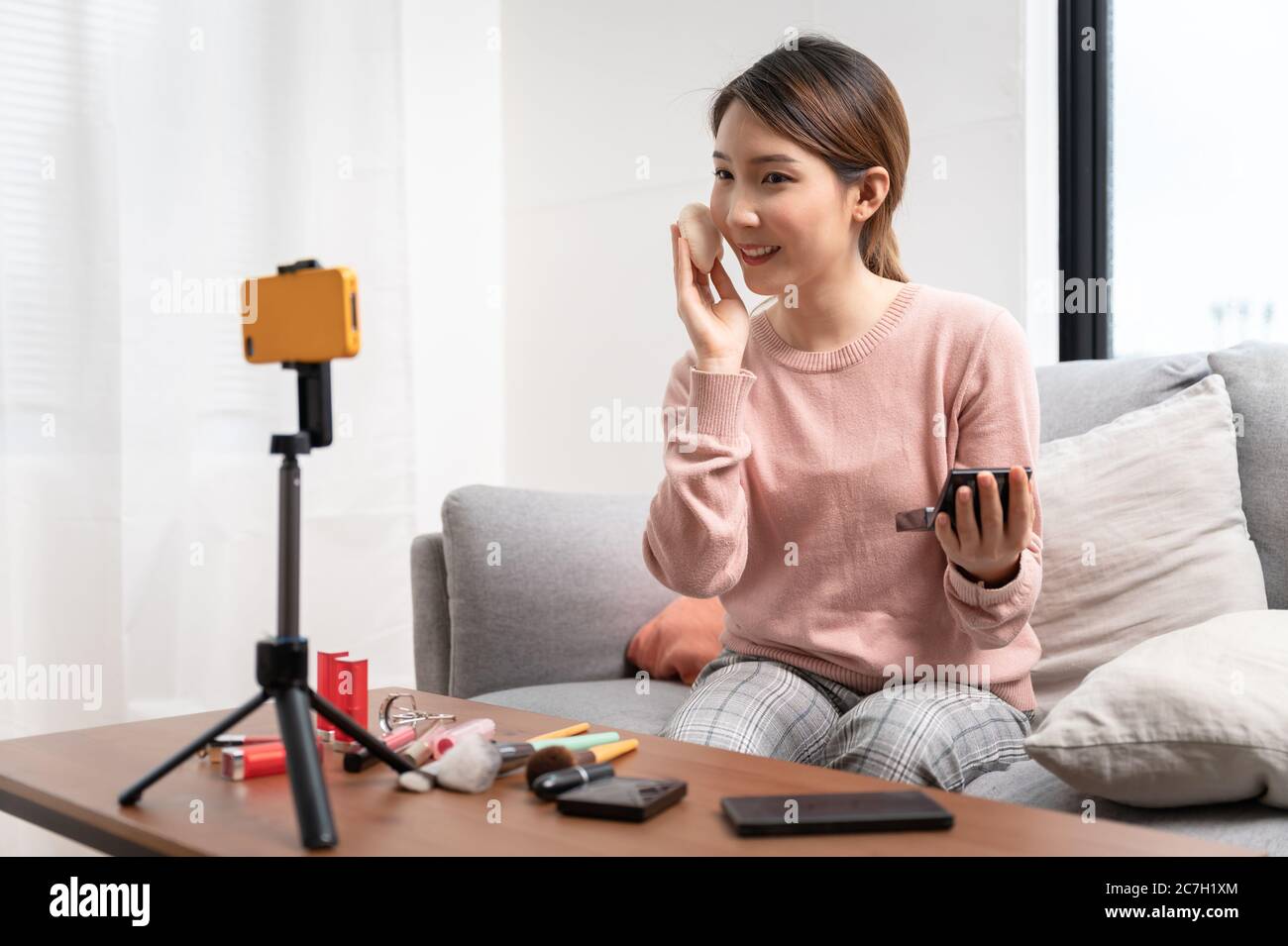 Asian woman blogger live Steam video di trucco cosmetico a casa influencer online sul concetto di social media Foto Stock