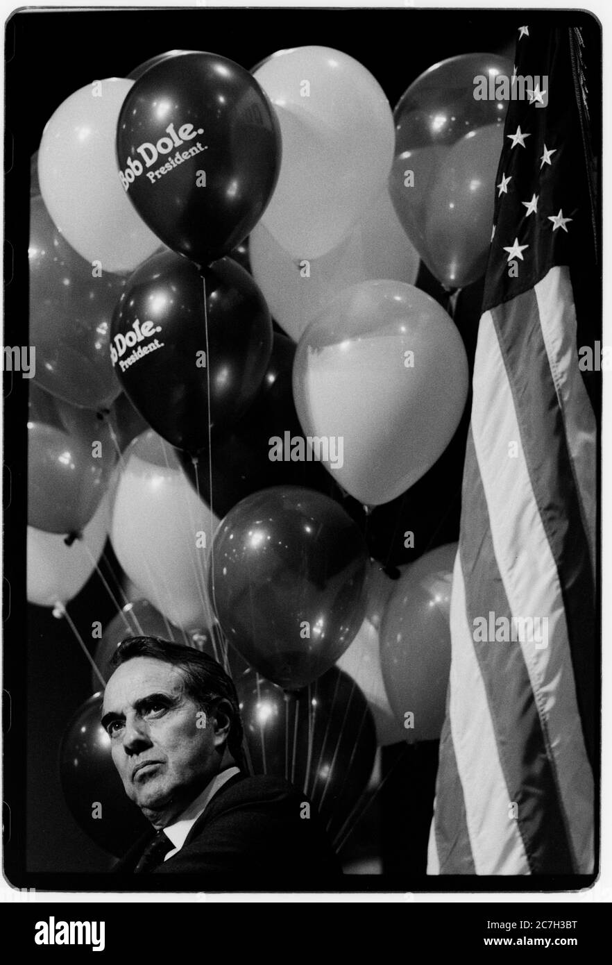 CAMPAGNA elettorale presidenziale AMERICANA 1988 Bob Dole candidato repubblicano sulla pista di campagna durante le Primaries del New Hampshire nel febbraio 1988 Robert Joseph Dole (sopportato il 22 luglio 1923) è un politico pensionato americano, Statista,[3] e avvocato che rappresentava il Kansas nella Camera dei rappresentanti degli Stati Uniti dal 1961 al 1969 e nel Senato degli Stati Uniti dal 1969 al 1996, in qualità di leader repubblicano del Senato degli Stati Uniti dal 1985 al 1996. Era il candidato presidenziale repubblicano alle elezioni del 1996 e il vice candidato presidenziale del partito alle elezioni del 1976. Foto Stock