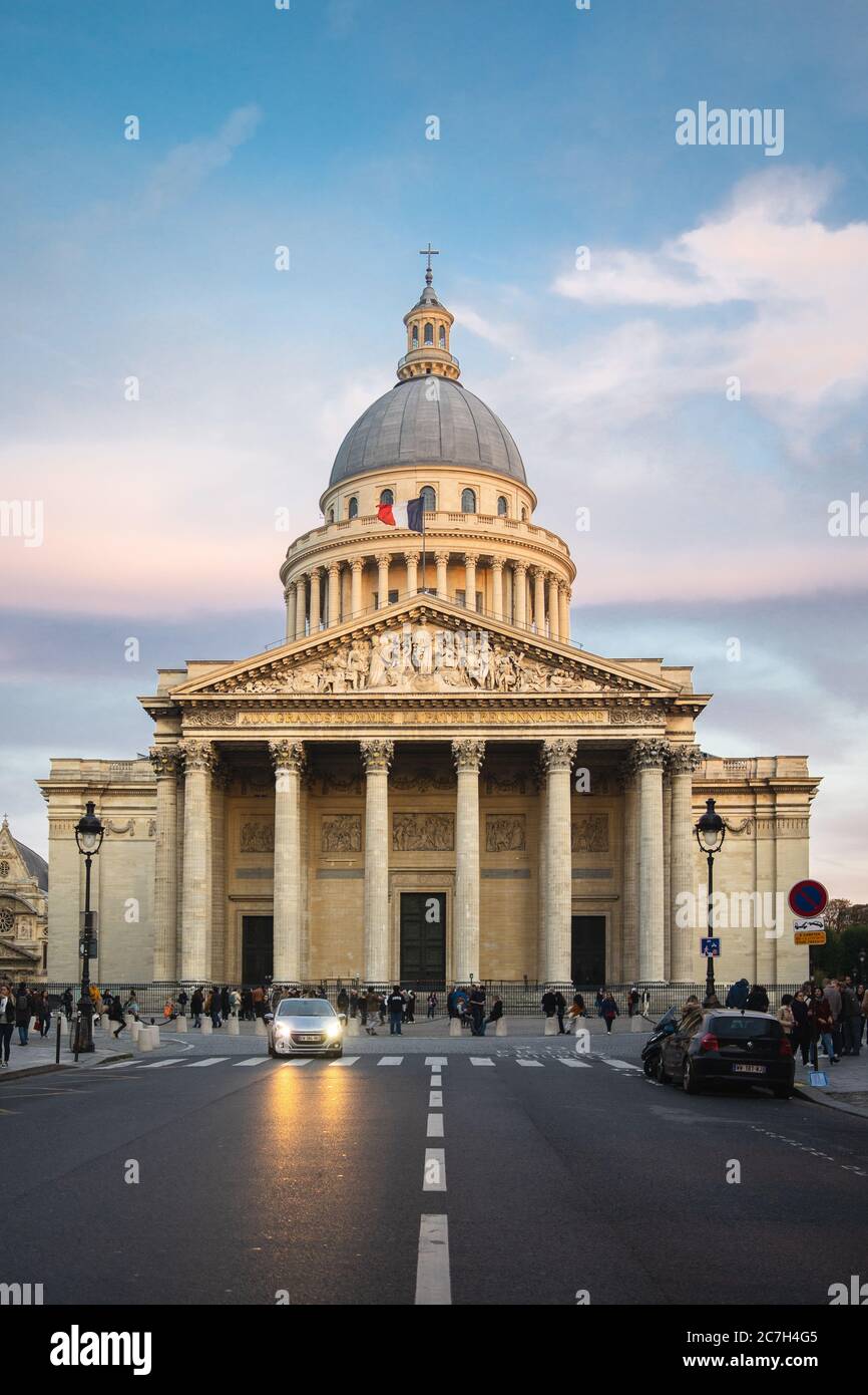 Pantheon circondato da persone sotto un cielo nuvoloso durante il tramonto A Parigi in Francia Foto Stock