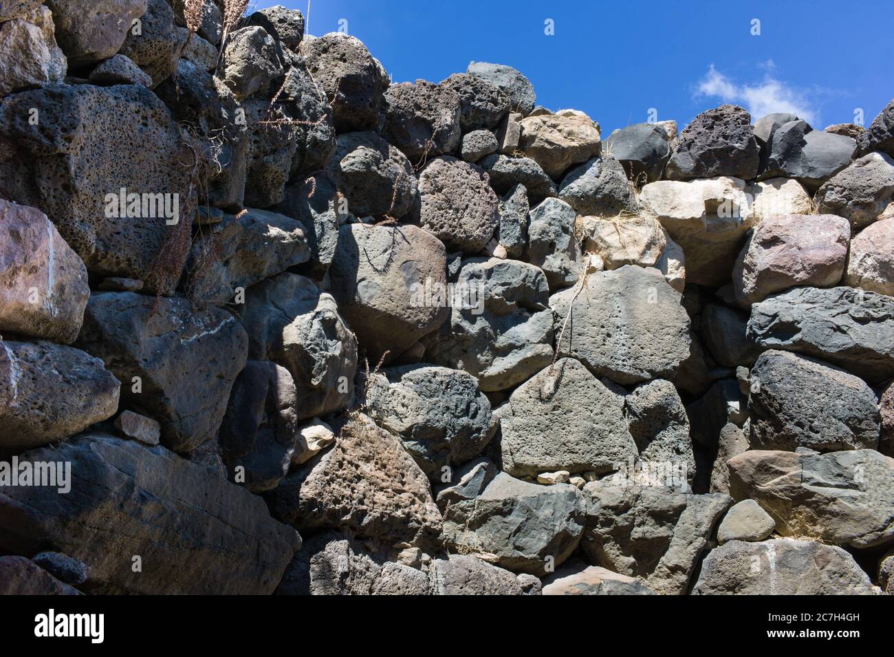 Ammira l'interno dei Nuraghi, le enormi e enigmatiche torri di pietra costruite dall'antica civiltà più di 5000 anni fa Foto Stock