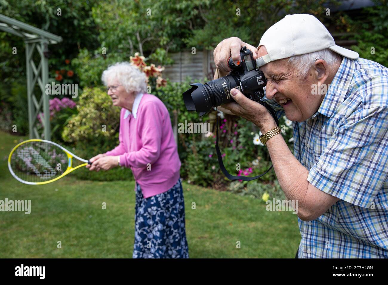 Coppia sposata nei loro anni ottanta godendo di attività nel loro giardino, Inghilterra, Regno Unito Foto Stock