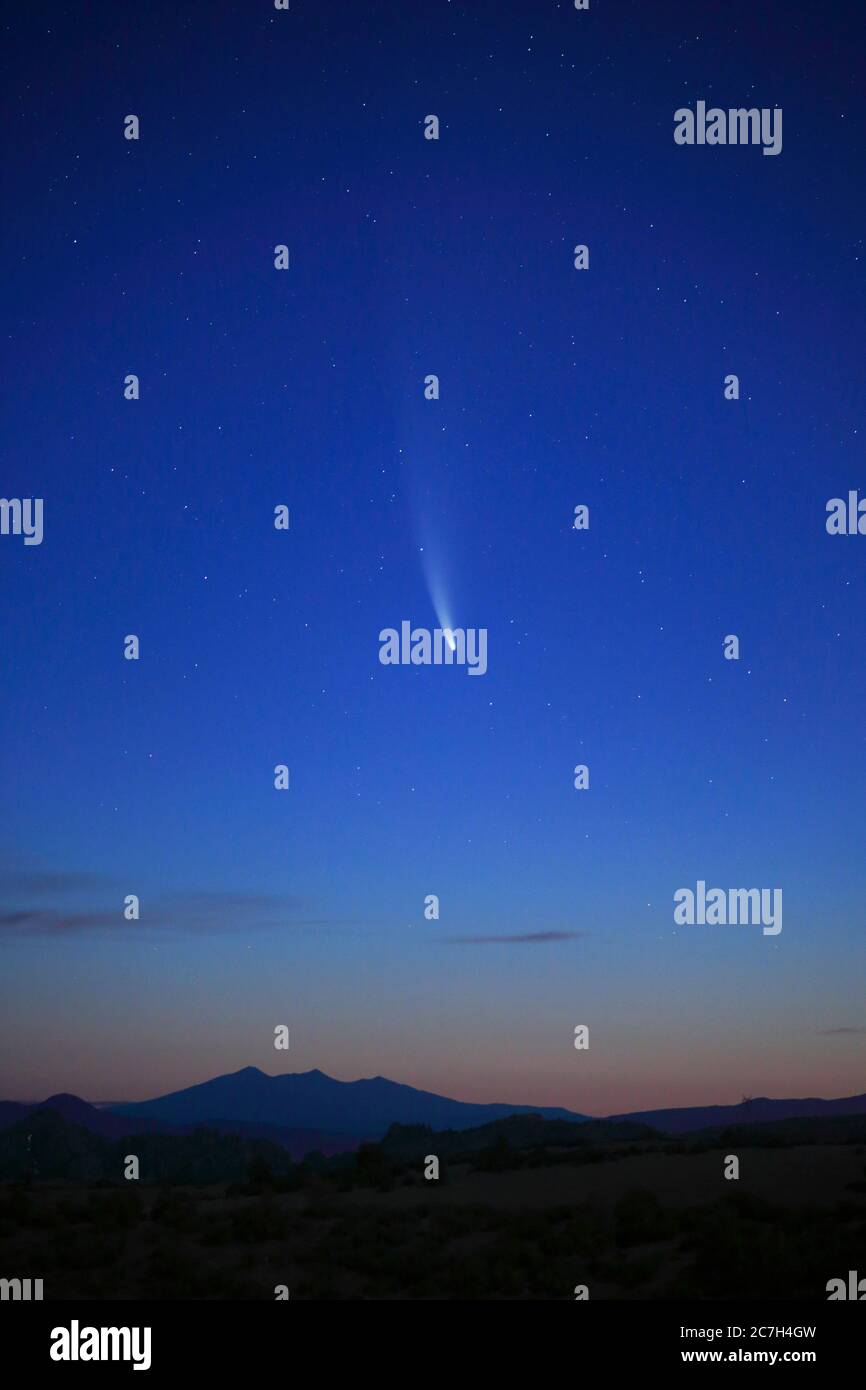 Cometa NeoWise su San Francisco Peaks, versione verticale ho fotografato da Prescott, AZ Foto Stock