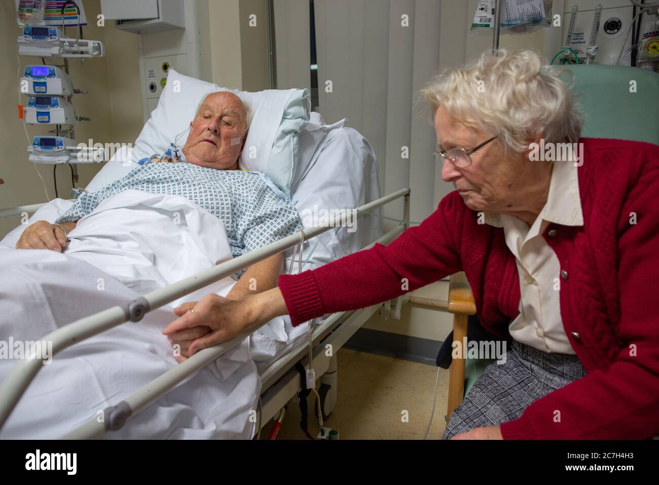 Anziano negli anni ottanta si è ritrovato dopo un intervento cardiaco presso il Southampton General Hospital, Hampshire, Inghilterra, Regno Unito Foto Stock