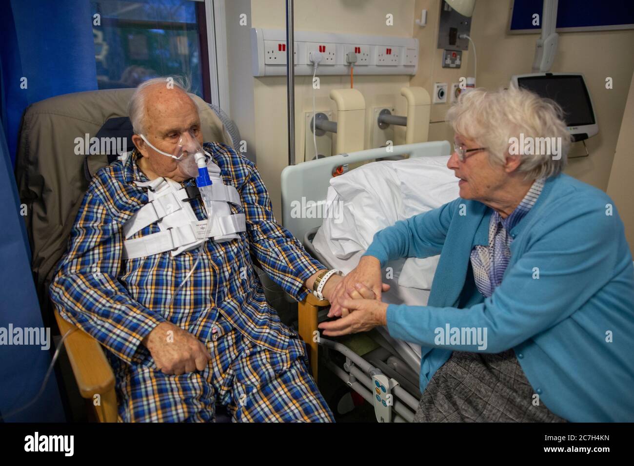 Anziano negli anni ottanta si è ritrovato dopo un intervento cardiaco presso il Southampton General Hospital, Hampshire, Inghilterra, Regno Unito Foto Stock