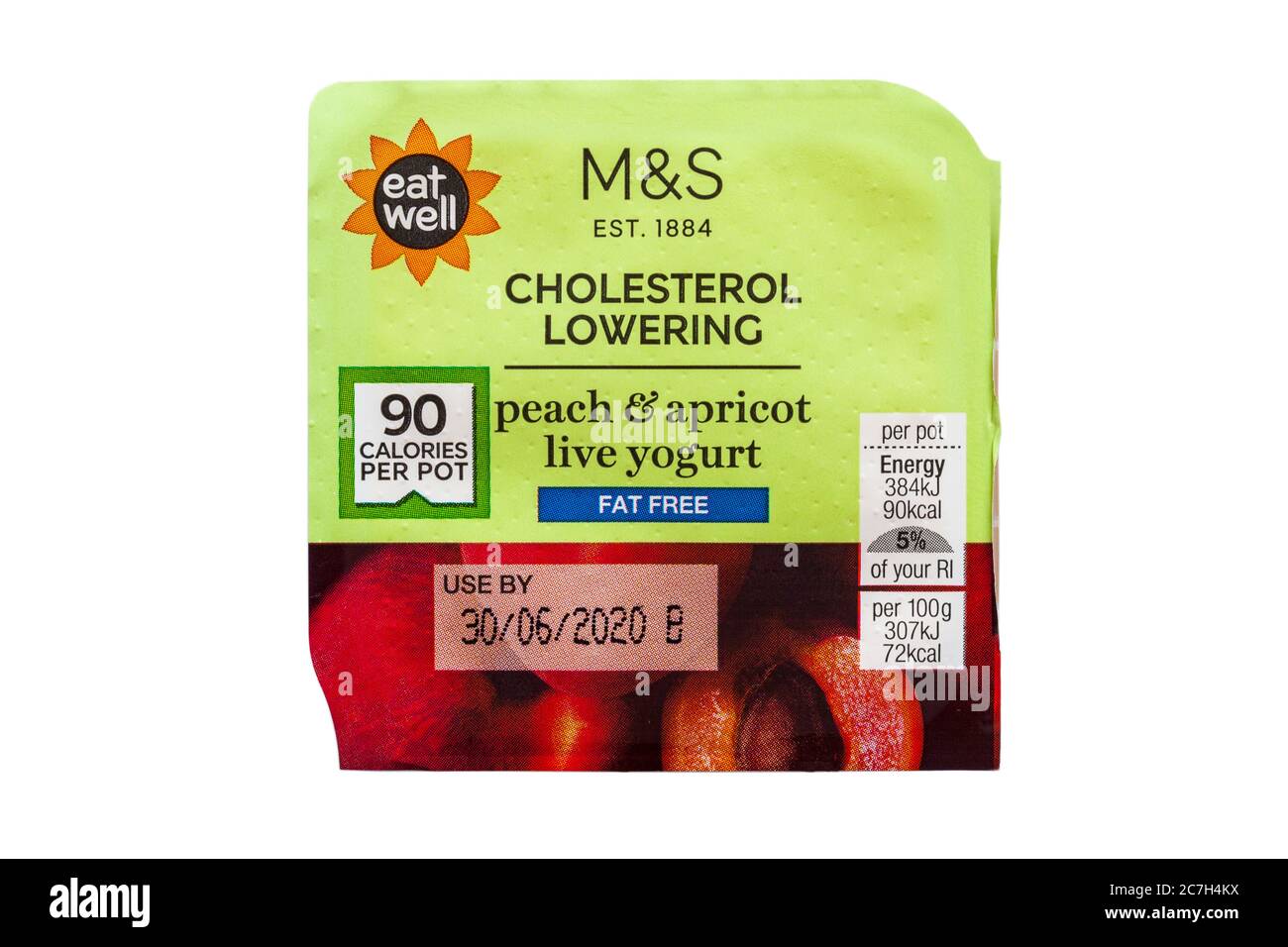 Pentola di colesterolo M&S che abbassa le pesche e le albicocche Live yogurt grasso libero yogurt isolato su sfondo bianco Foto Stock