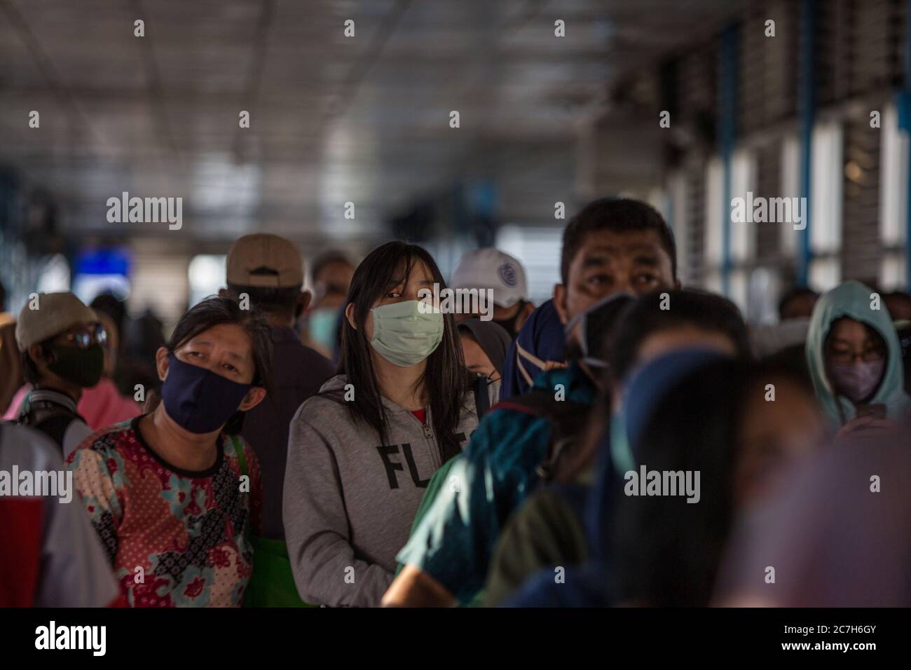 Giacarta, Giacarta, Indonesia. 17 luglio 2020. Persone che indossano la maschera come precauzione contro il nuovo coronavirus alla stazione centrale degli autobus Harmoni di Giacarta, Indonesia il 17 luglio 2020. Secondo il funzionario del ministero della sanità, i casi COVID-19 in Indonesia sono saliti di 1,462 in un giorno a 83,130, con il numero di morti che si è aggiunto di 84 a 3,957. Nelle ultime 24 ore, nove province hanno registrato un numero elevato di casi. Credit: Afriadi Hikmal/ZUMA Wire/Alamy Live News Foto Stock