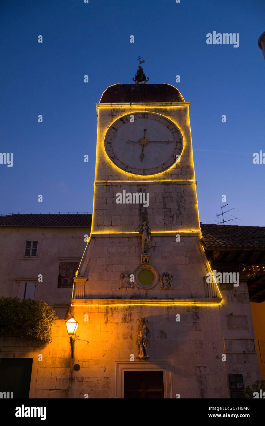 Croazia, Trogir, torre del municipio su piazza Giovanni Paolo II, patrimonio dell'umanità dell'UNESCO, Dalmazia, Foto Stock