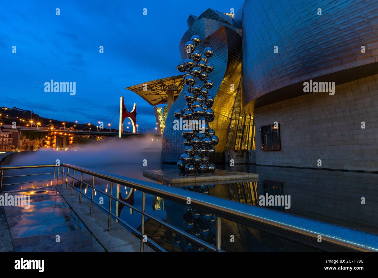 Europa, Spagna, Paesi Baschi, Provincia di Vizcaya, Bilbao, Museo Guggenheim Bilbao in serata Foto Stock