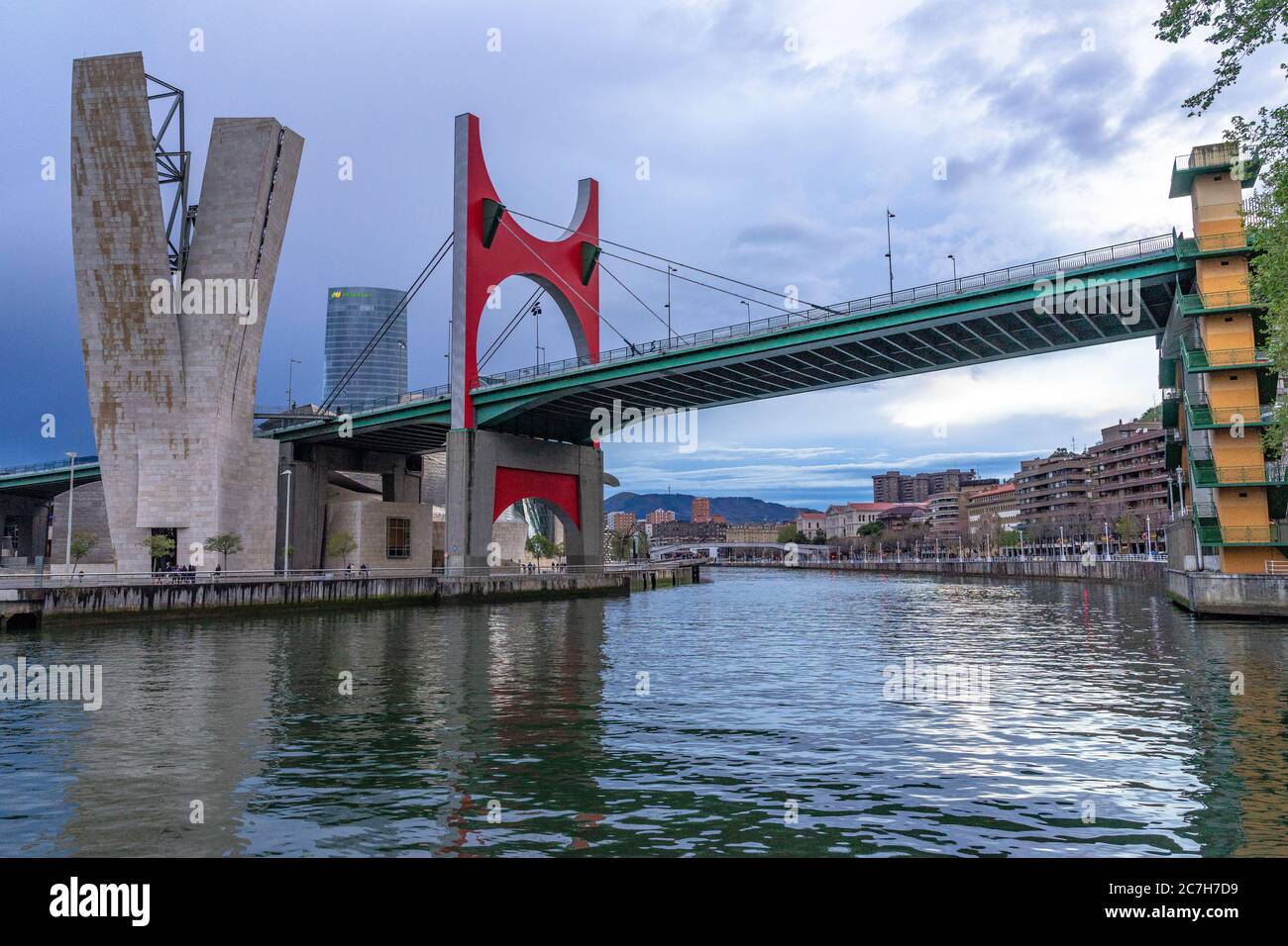 Europa, Spagna, Paesi Baschi, Provincia di Vizcaya, Bilbao, vista del Ponte la Salve sulla Nervión di Bilbao Foto Stock