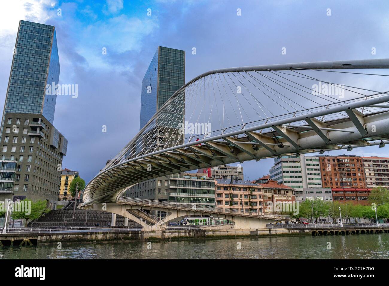 Europa, Spagna, Paesi Baschi, Provincia di Vizcaya, Bilbao, Ponte Zubizuri sopra la Nervión a Bilbao Foto Stock