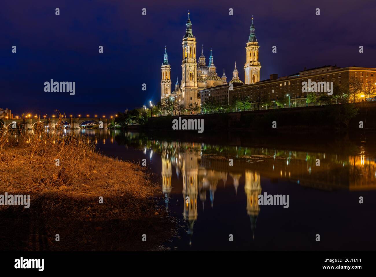 Europa, Spagna, Aragona, Saragozza, vista serale sull'Ebro fino alla Catedral-Basílica de Nuestra Señora del Pilar Foto Stock