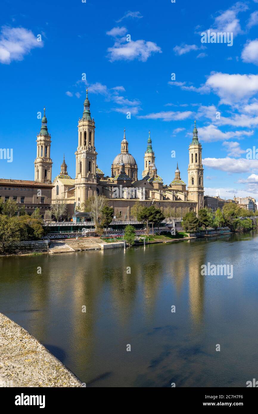 Europa, Spagna, Aragona, Saragozza, vista dal ponte di pietra alla Catedral-Basílica de Nuestra Señora del Pilar sull'Ebro Foto Stock