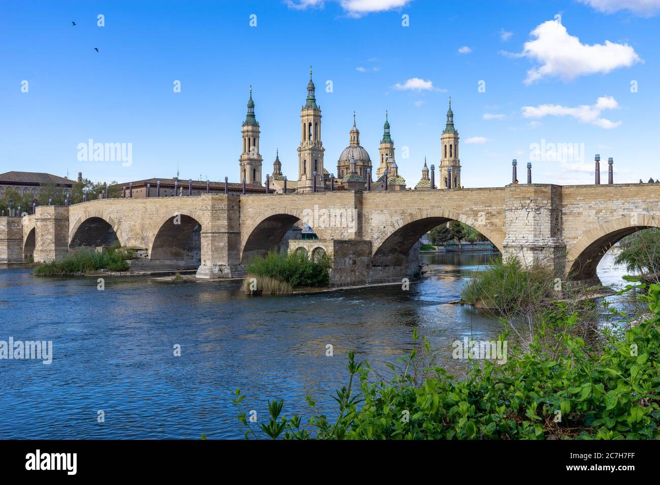 Europa, Spagna, Aragona, Saragozza, vista della Catedral-Basílica de Nuestra Señora del Pilar dietro il ponte di pietra Foto Stock