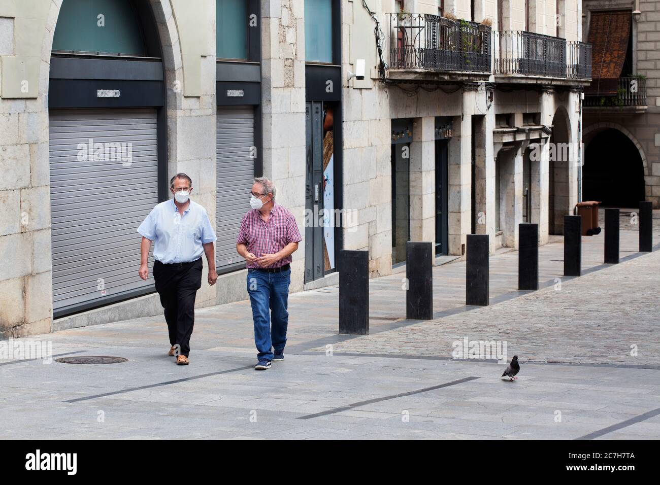 Due uomini che indossano maschere a Gerona, Spagna. Foto Stock