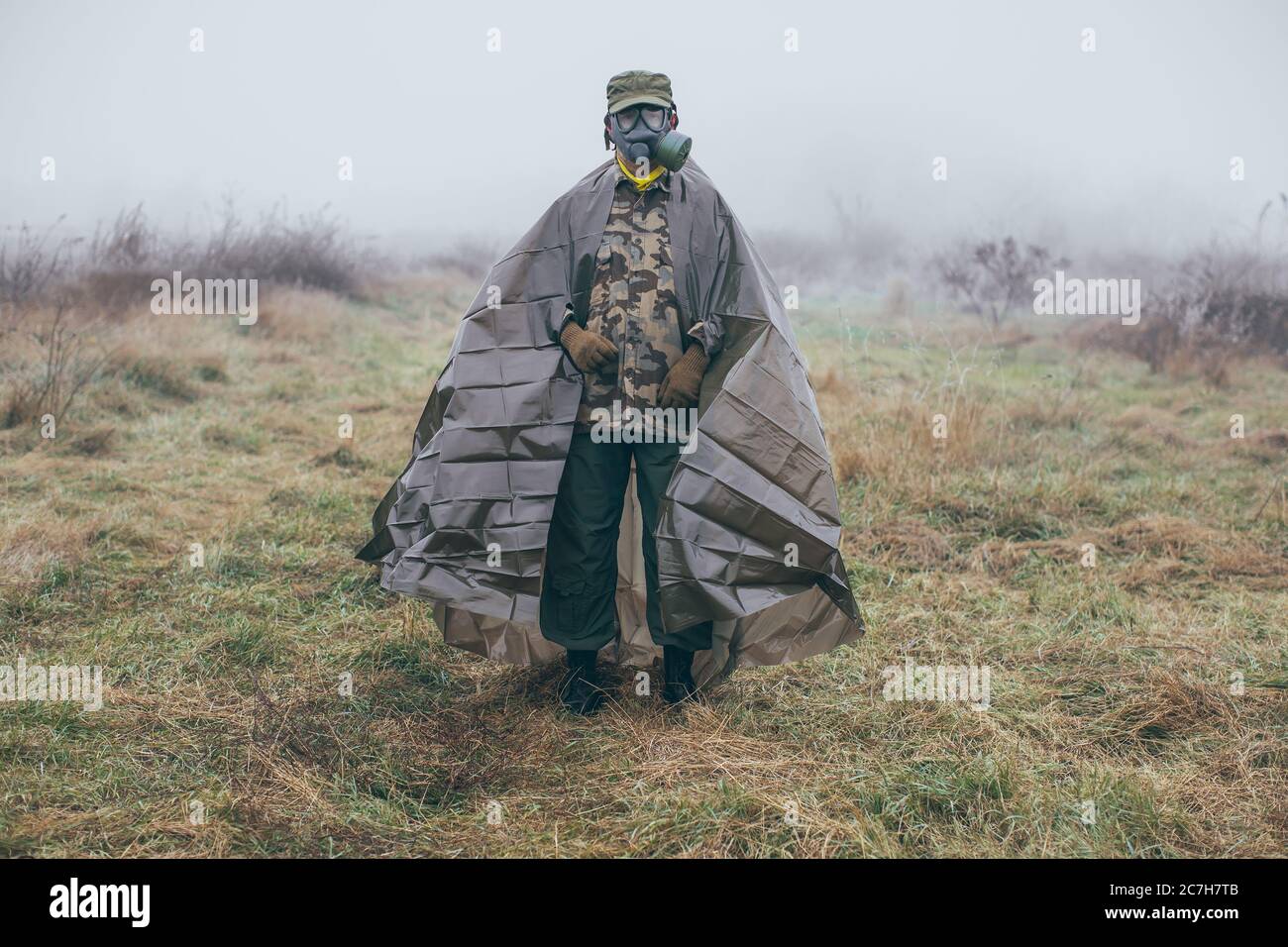 soldato che indossa tuta di protezione contro le armi chimiche Foto Stock