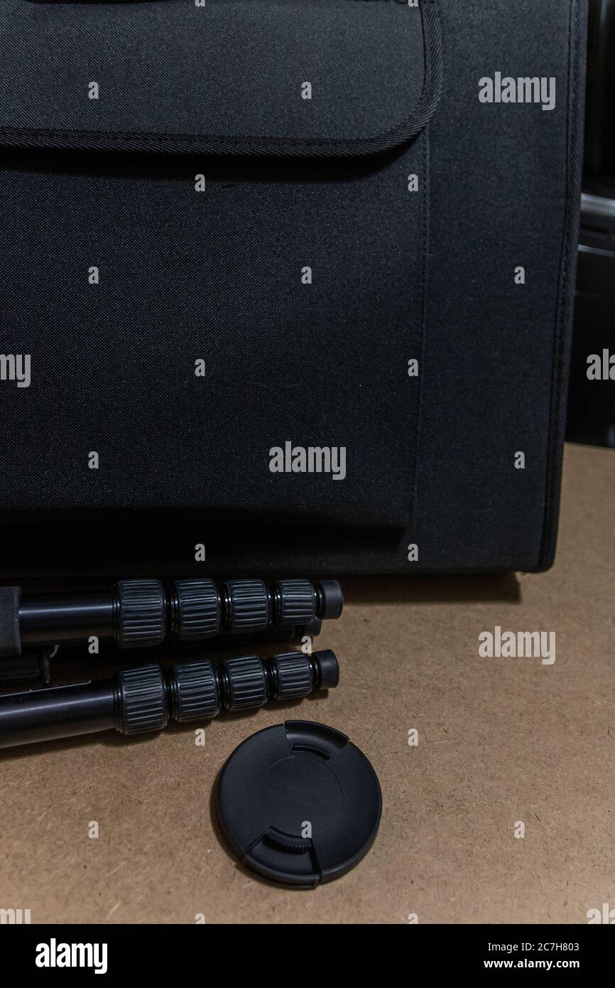 Immagine verticale dell'apparecchiatura della fotocamera vicino a una borsa nera Foto Stock