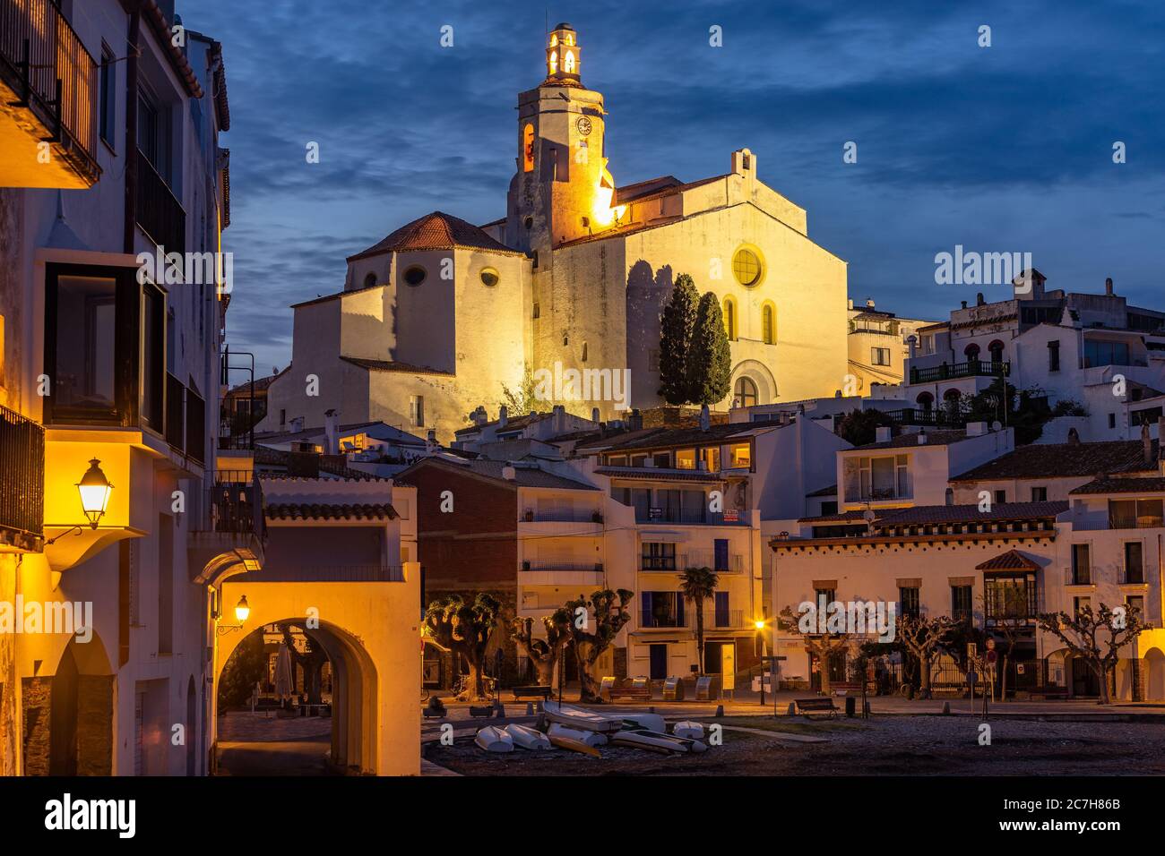 Europa, Spagna, Catalogna, Girona, Alt Empordà, Cadaqués, vista sulla chiesa gotica di Santa Maria nel centro di Cadaqués Foto Stock