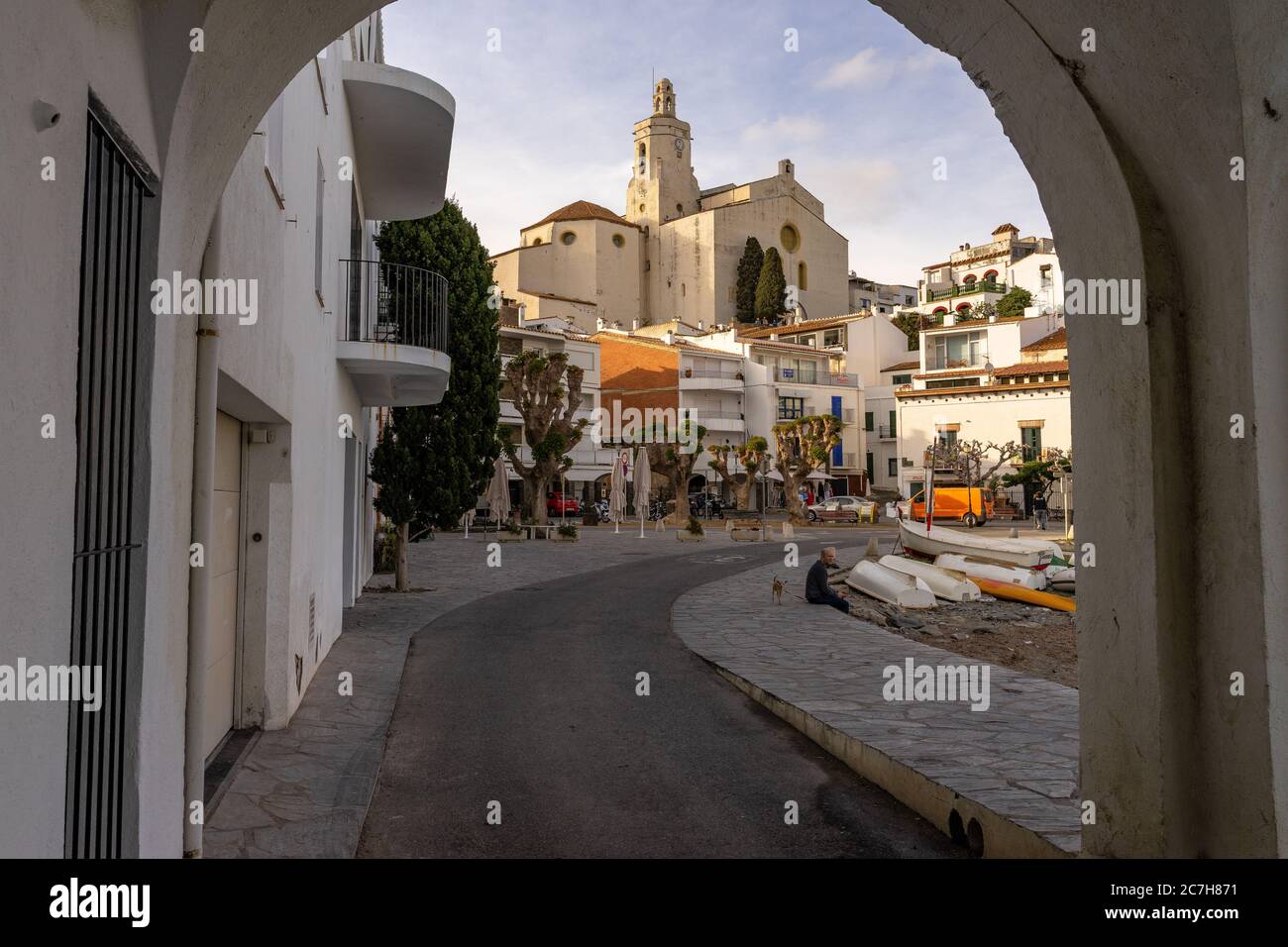 Europa, Spagna, Catalogna, Girona, Alt Empordà, Cadaqués, vista attraverso un arco fino alla chiesa gotica di Santa Maria Foto Stock