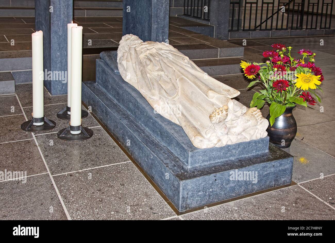 San Mattia reliquie tomba, effigie marmo, 3 alte candele bruciando, fiori, apostolo, Abbazia di San Mattia; edificio religioso, chiesa cattolica, Europa, Tr Foto Stock