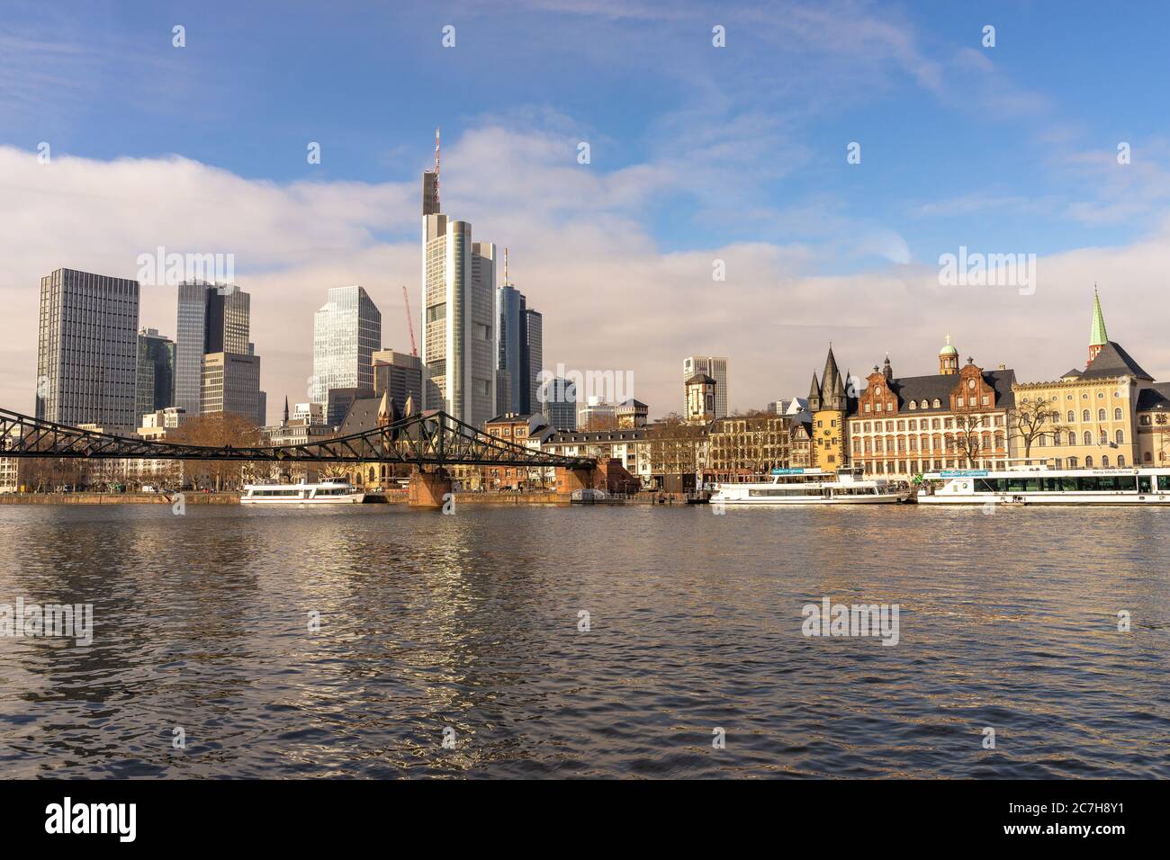 Europa, Germania, Assia, Francoforte, vista sul meno fino all'Eiserner Steg e lo skyline di Francoforte Foto Stock