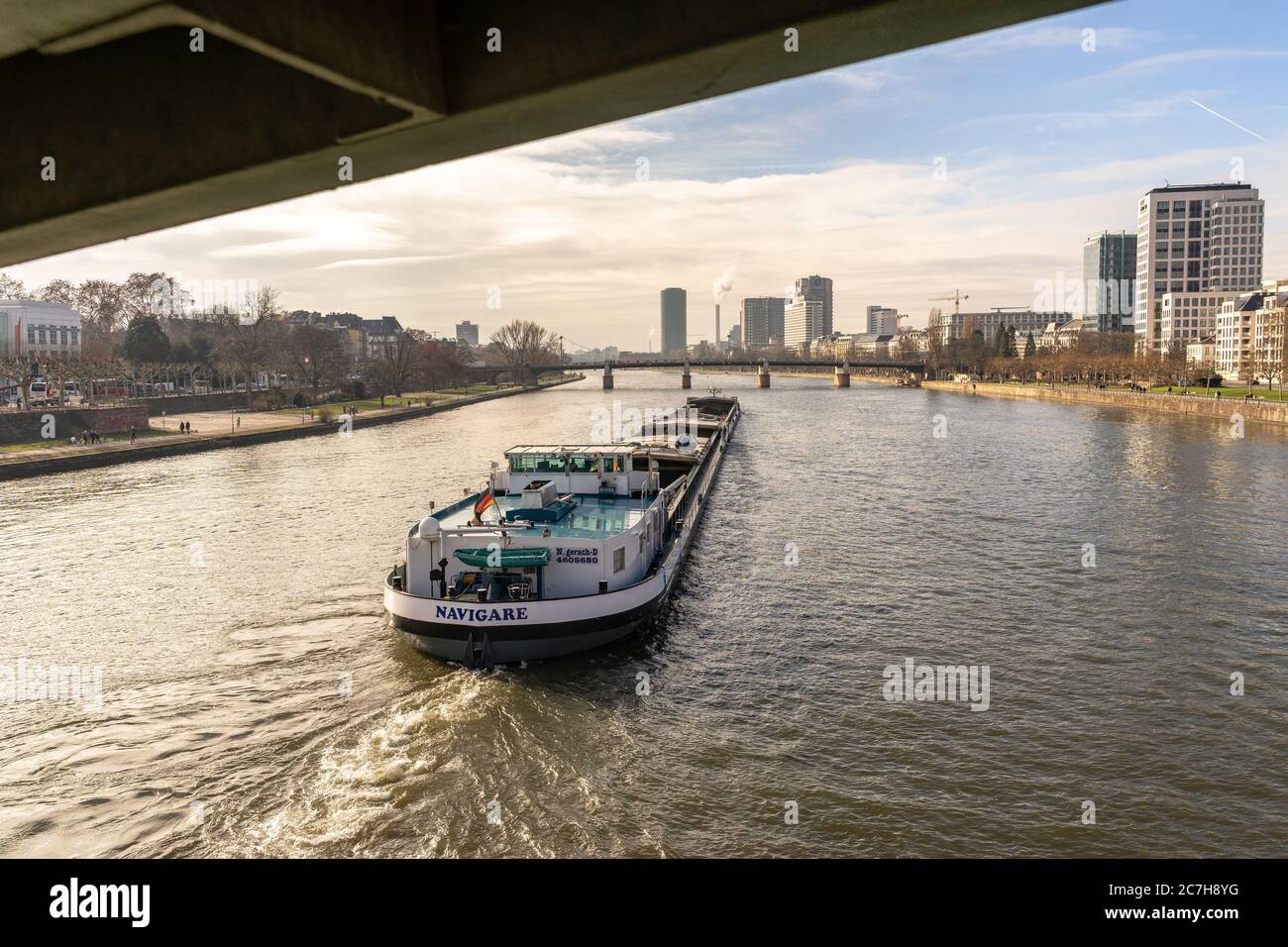 Europa, Germania, Assia, Francoforte, nave di trasporto sul meno sullo sfondo del centro di Francoforte Foto Stock