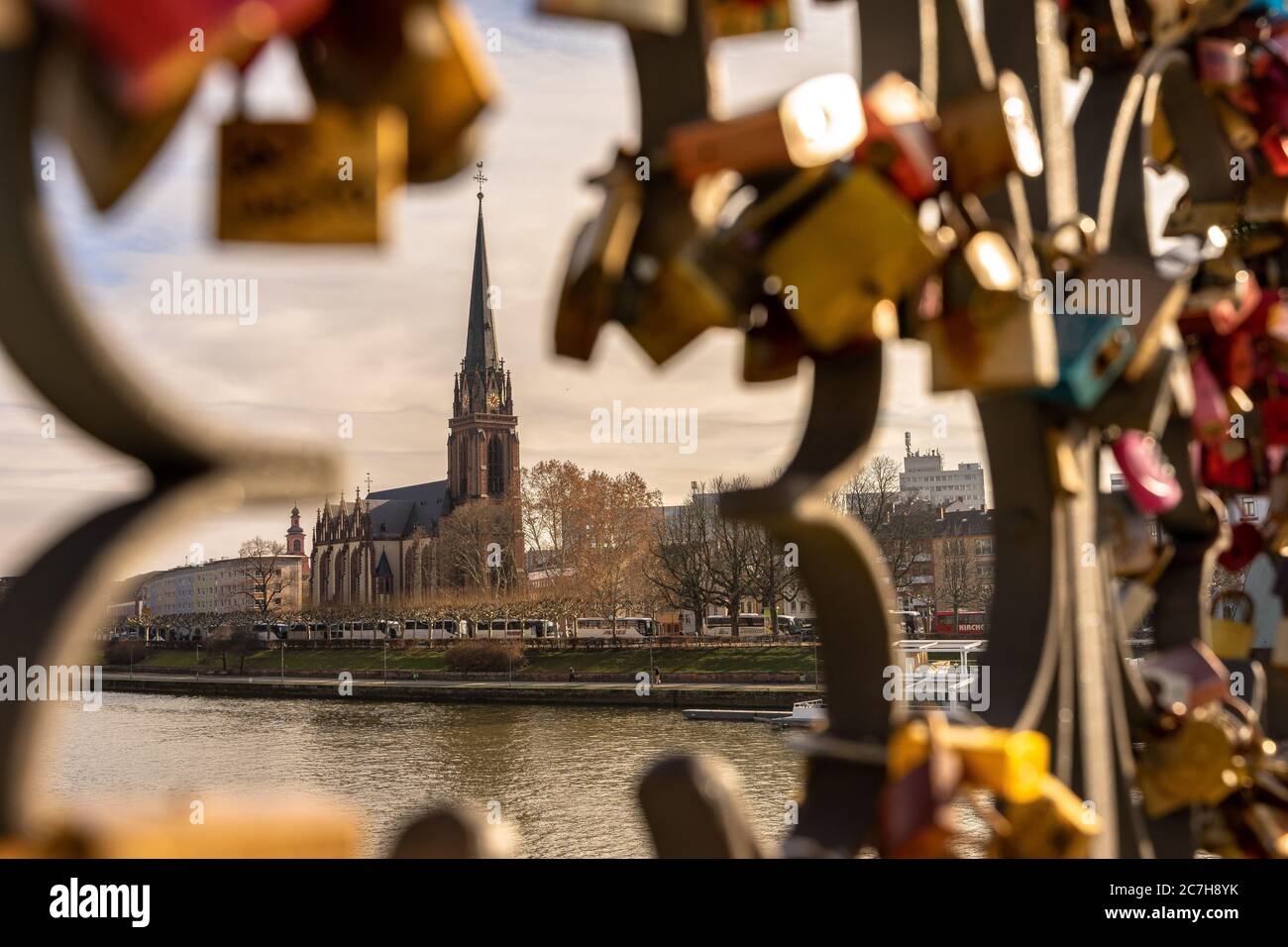 Europa, Germania, Assia, Francoforte, vista dall'Eiserner Steg al Dreikönigskirche di Francoforte Foto Stock