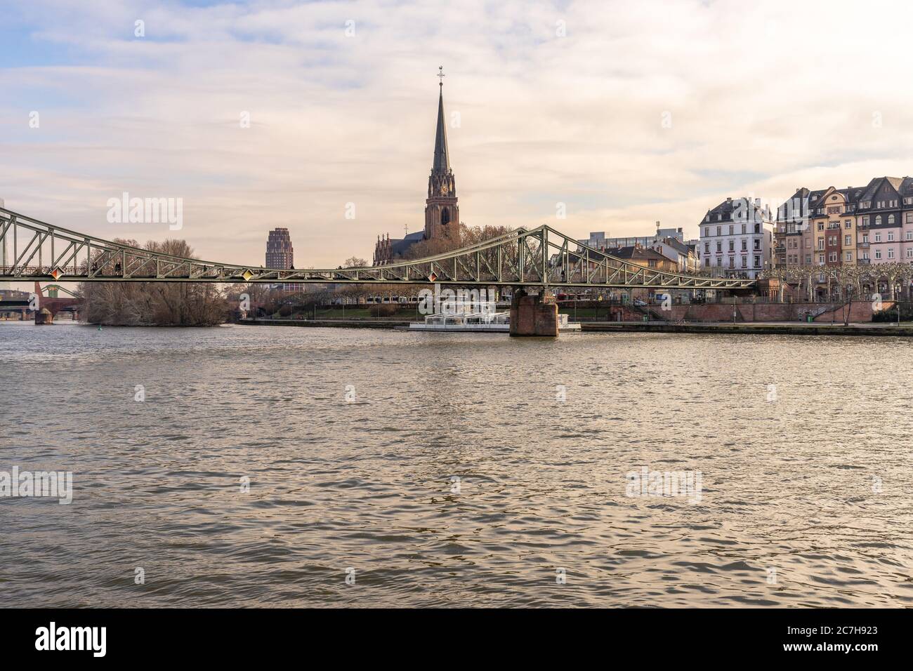Europa, Germania, Assia, Francoforte, vista dell'Eiserner Steg e Dreikönigskirche a Francoforte Foto Stock