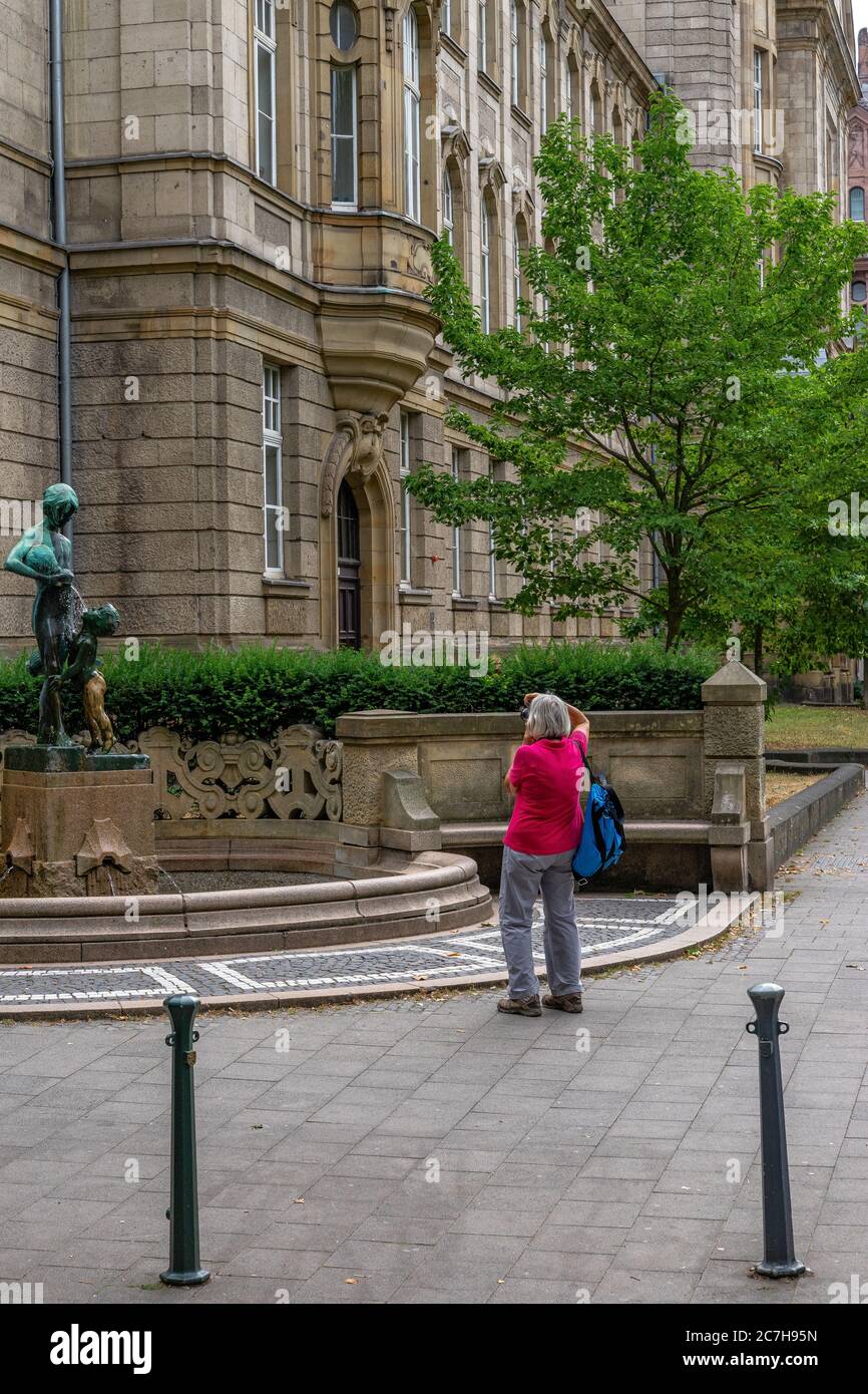 Europa, Germania, Nord Reno-Westfalia, Dusseldorf, centro città, Königsallee, Neckereibrunnen nella Düsseldorfer Königsallee Foto Stock