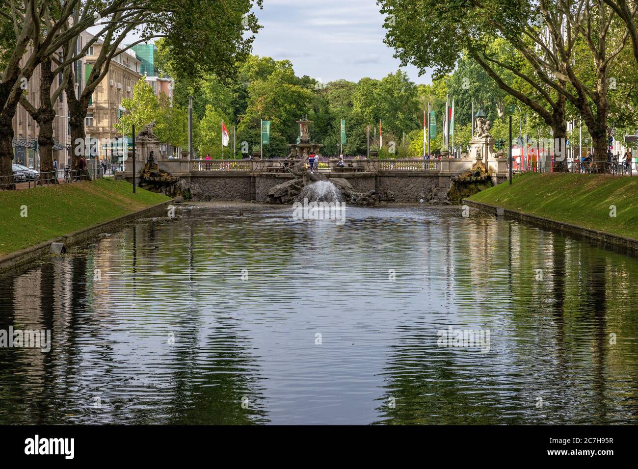 Europa, Germania, Renania Settentrionale-Vestfalia, Dusseldorf, centro città, Königsallee, Stadtgraben e Tritonenbrunnen nella Düsseldorfer Königsallee Foto Stock