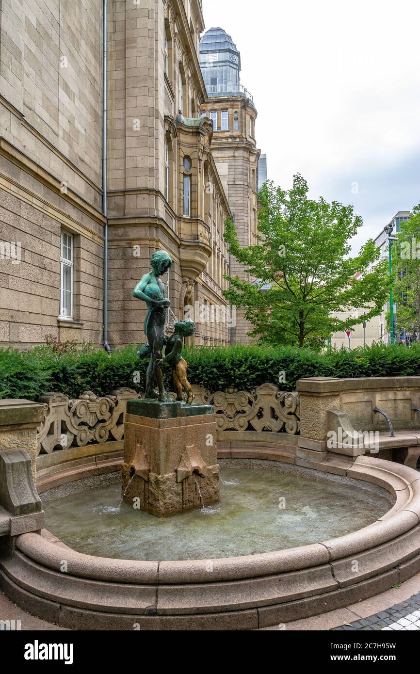 Europa, Germania, Nord Reno-Westfalia, Dusseldorf, centro città, Königsallee, Neckereibrunnen nella Düsseldorfer Königsallee Foto Stock