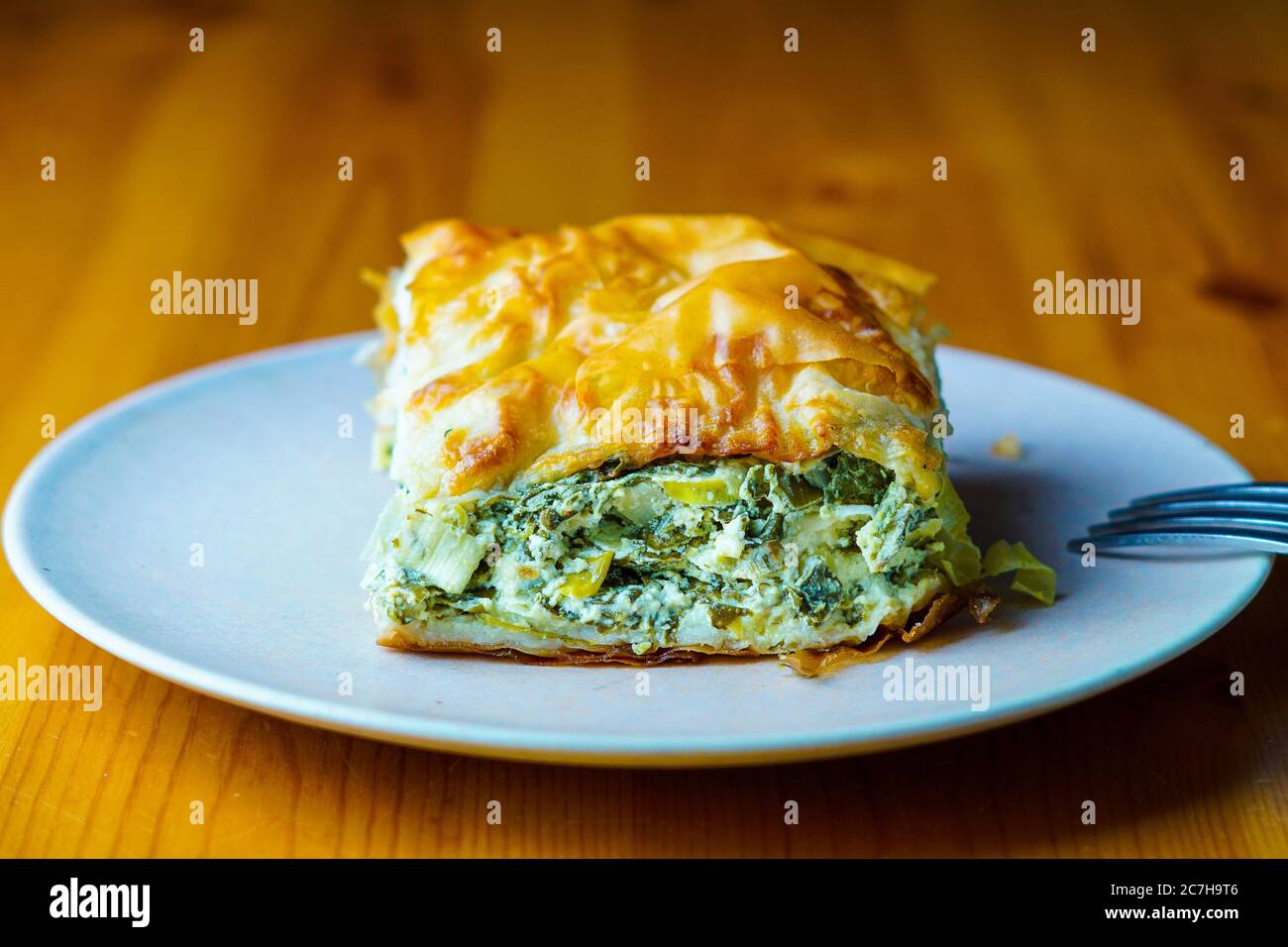 Torta di Spinaci su una piastra Foto Stock