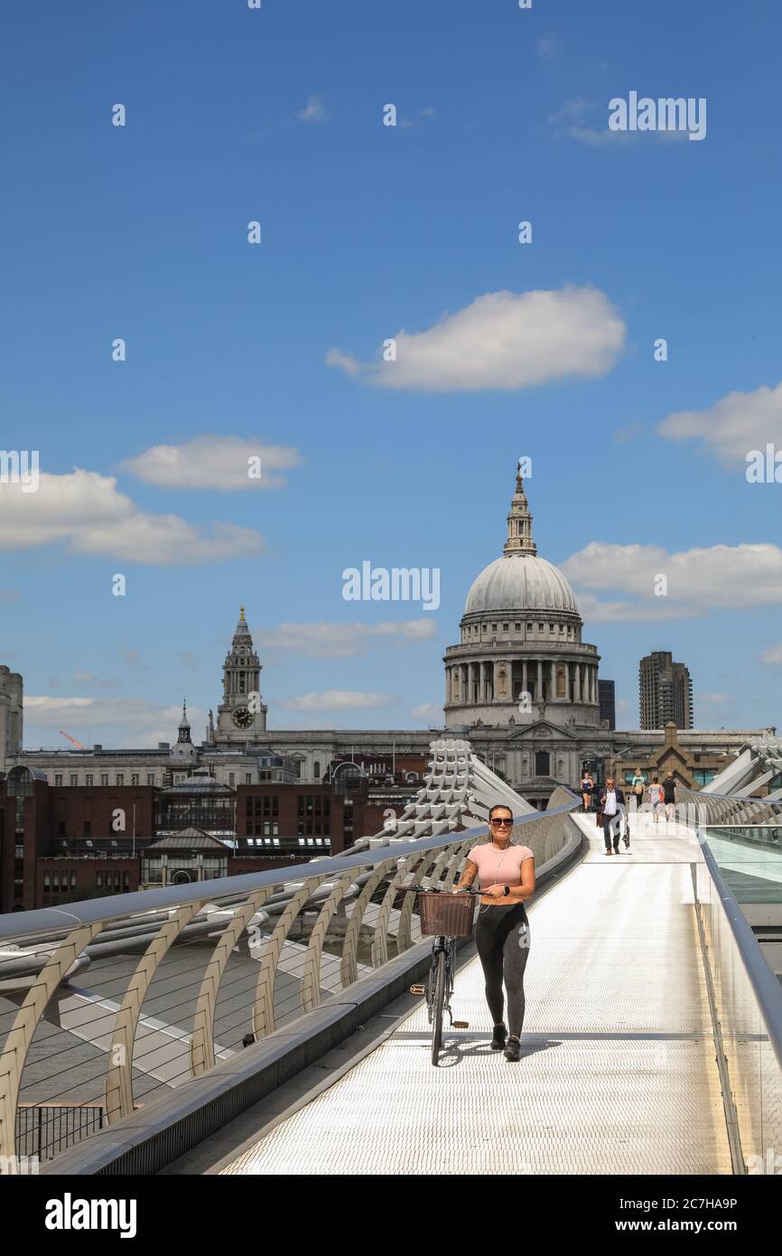 Londra, Regno Unito. 17 luglio 2020. Meno del solito si gode il tempo soleggiato sul Millennium Bridge vicino alla Cattedrale di St Paul. Il sole e le temperature calde sono fissati per continuare nel fine settimana. Credit: Imageplotter/Alamy Live News Foto Stock