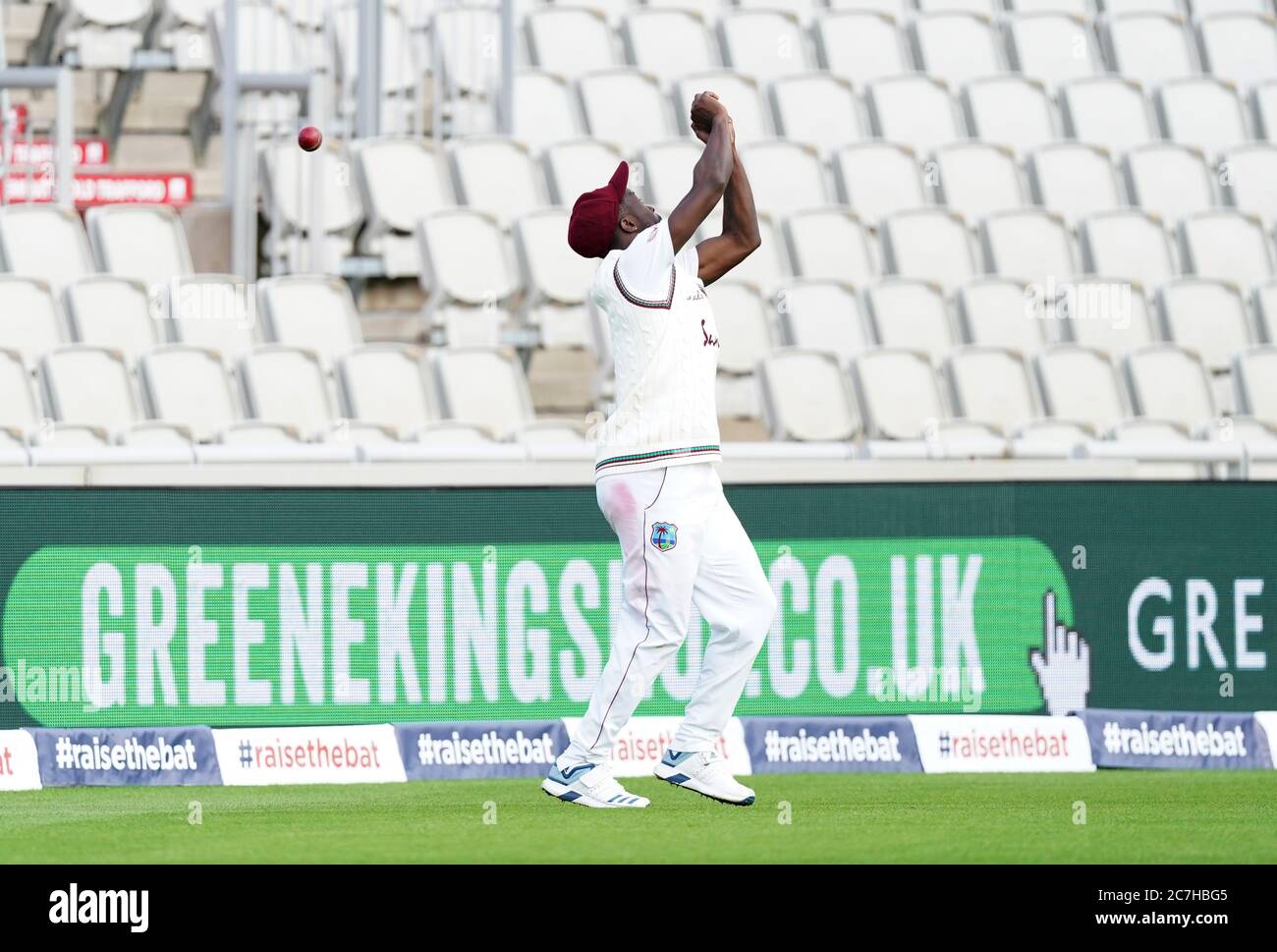 Kemar Roach delle Indie Occidentali rilascia un pescato dal Dom Bess inglese, dando vita a sei corse durante il secondo giorno del secondo test a Emirates Old Trafford, Manchester. Foto Stock