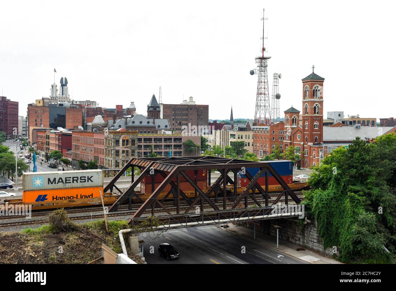 Paesaggio urbano del centro di Rochester, New York con un treno cargo nel terreno. Foto Stock