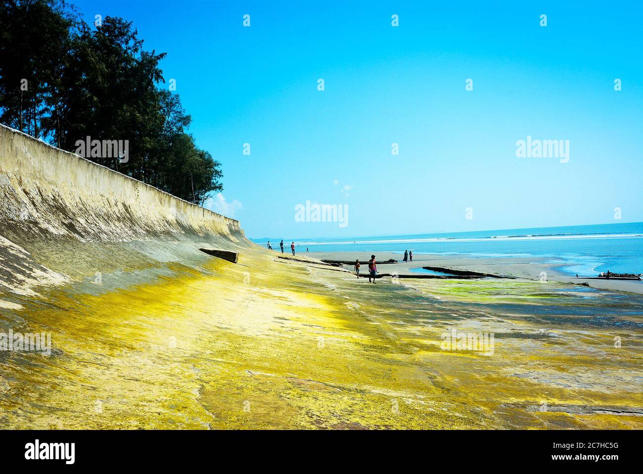 Diga di mare per proteggere la terra in Bazar Beach Cox, che è la spiaggia più lunga del mondo. Situato in Bangladesh. Foto Stock