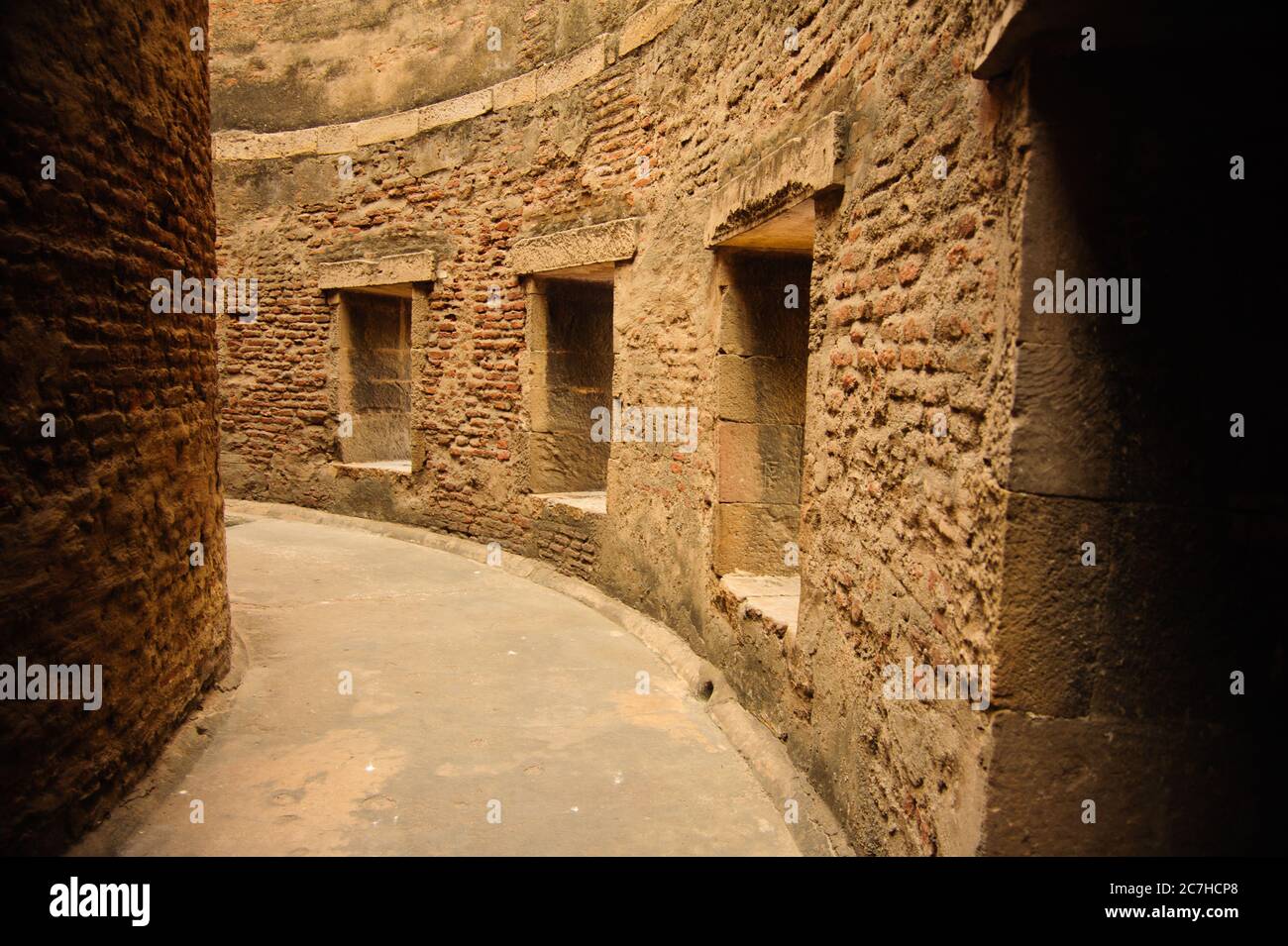 Stretto sentiero nel forte di Bhadra ad Ahmedabad, Gujrat Foto Stock