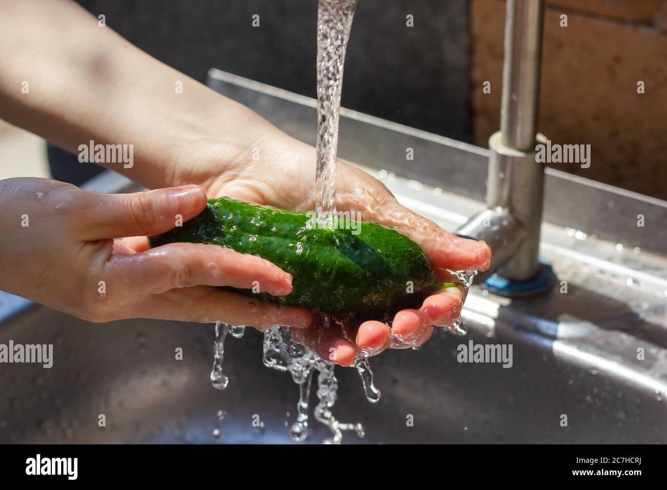 Donna che lava foglie di insalata verde per insalata in cucina in lavandino  sotto l'acqua corrente. Foto di alta qualità Foto stock - Alamy