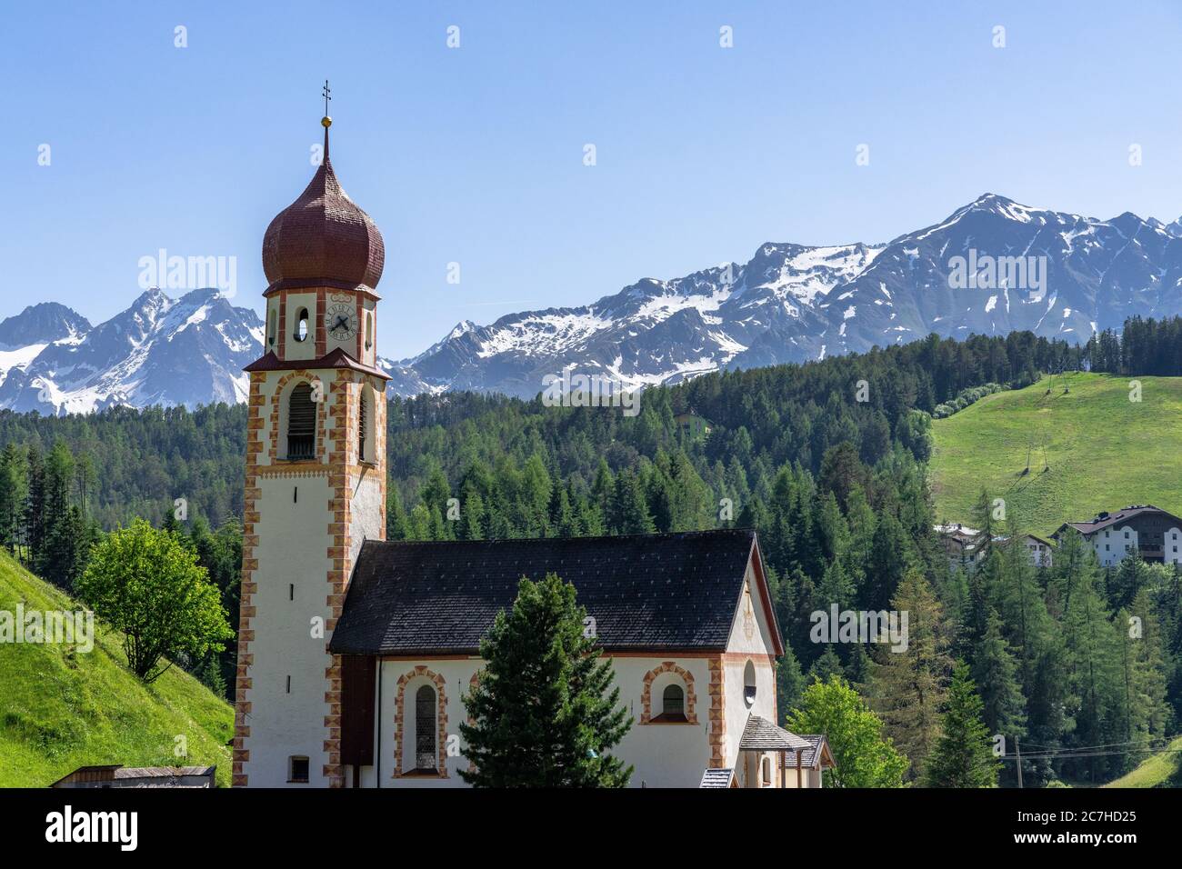 Europa, Austria, Tirolo, Alpi di Ötztal, Ötztal, chiesa parrocchiale di Niederthai sullo sfondo di una montagna Foto Stock