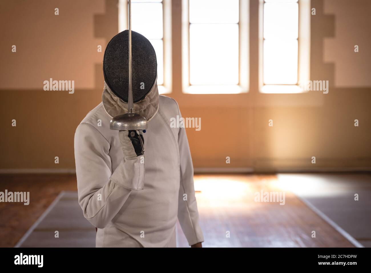 Uomo che tiene il foglio di scherma Foto Stock