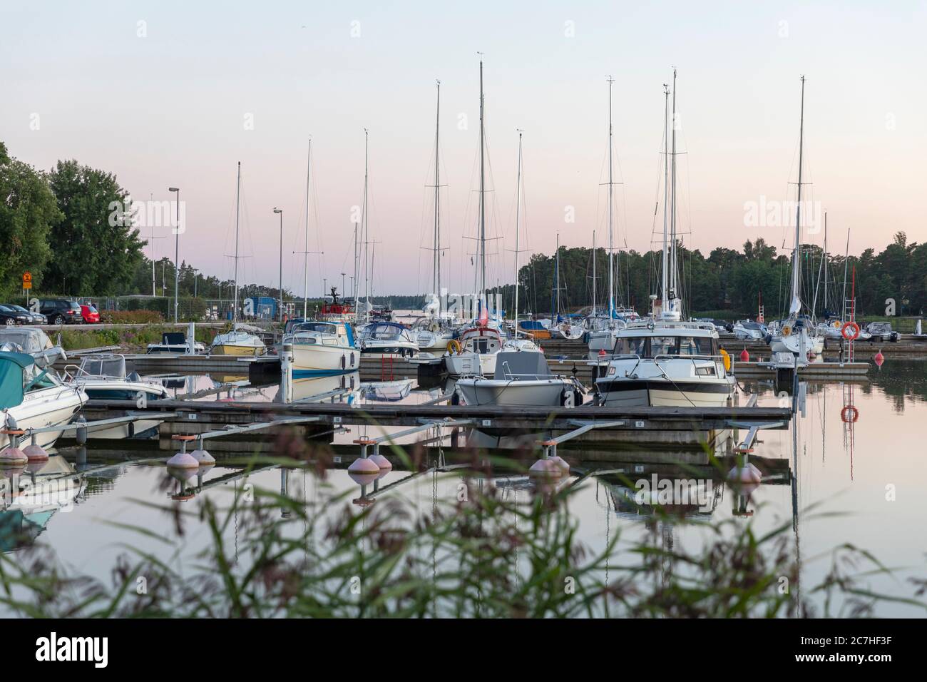 Imbarcazioni da diporto ormeggiate nel porto di Haukilahti. Il locale club di yacht sta organizzando pattugliamenti di sicurezza volontari per garantire la sicurezza delle barche. Foto Stock