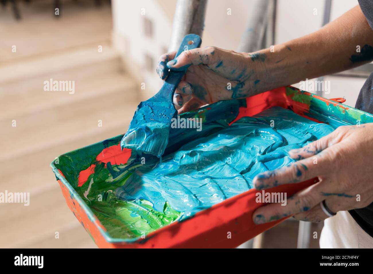 Ritz Carlton Abama Hotel, Playa San Juan, Tenerife, Isole Canarie, Spagna. 17 luglio 2020. L'artista Ibele Lybaert mette i tocchi finali ad un grande dipinto nella lobby dell'hotel Abama, mentre si prepara ad accogliere gli ospiti dal 24 luglio. I turisti stanno lentamente iniziando a tornare alle Canarie dopo il blocco del Covid 19. Foto Stock