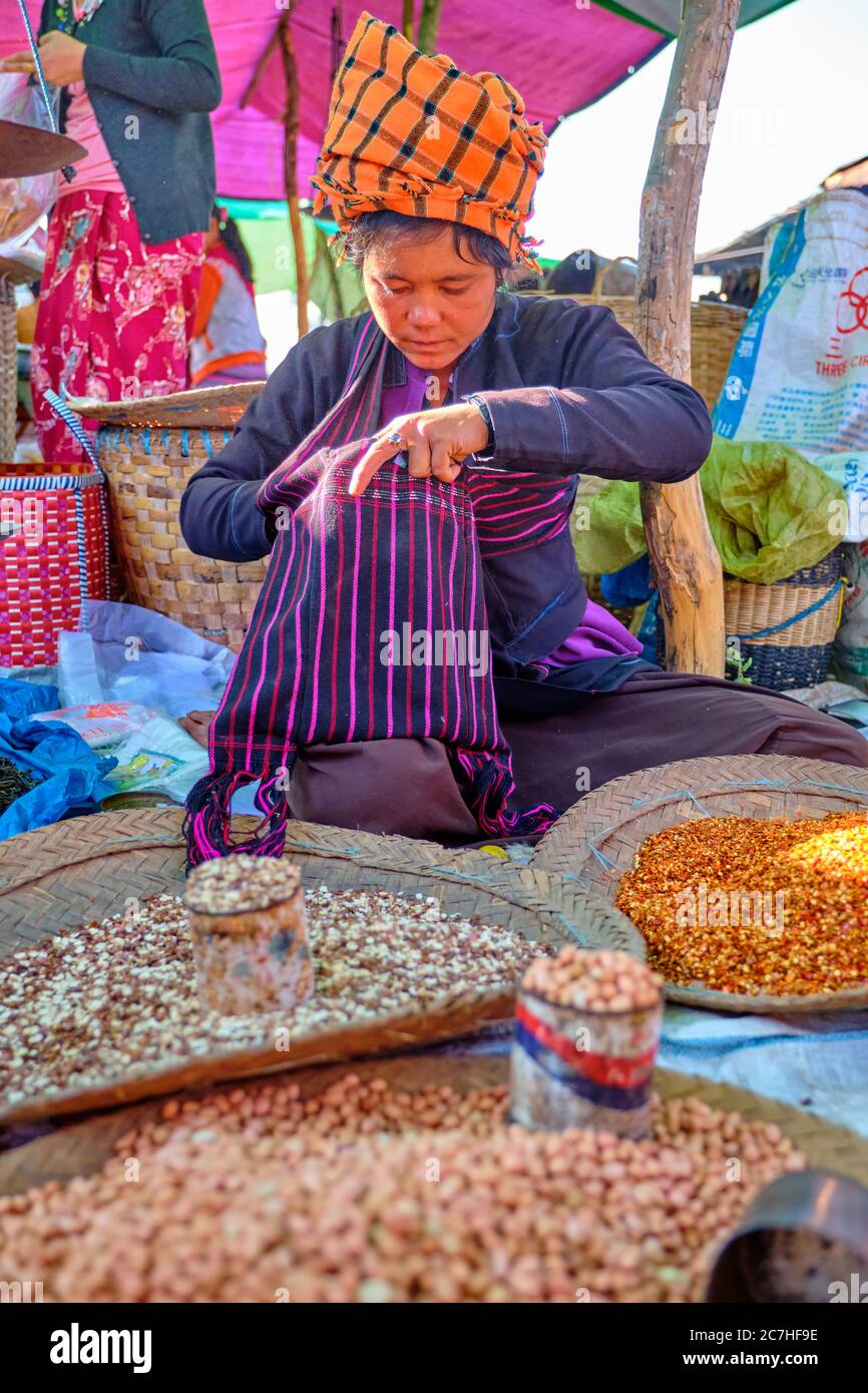 Attività commerciali su INLE, MYANMAR - 27 GENNAIO 2017. A Mine Thauk, mercato di Nyaungshwe, Myanmar Foto Stock