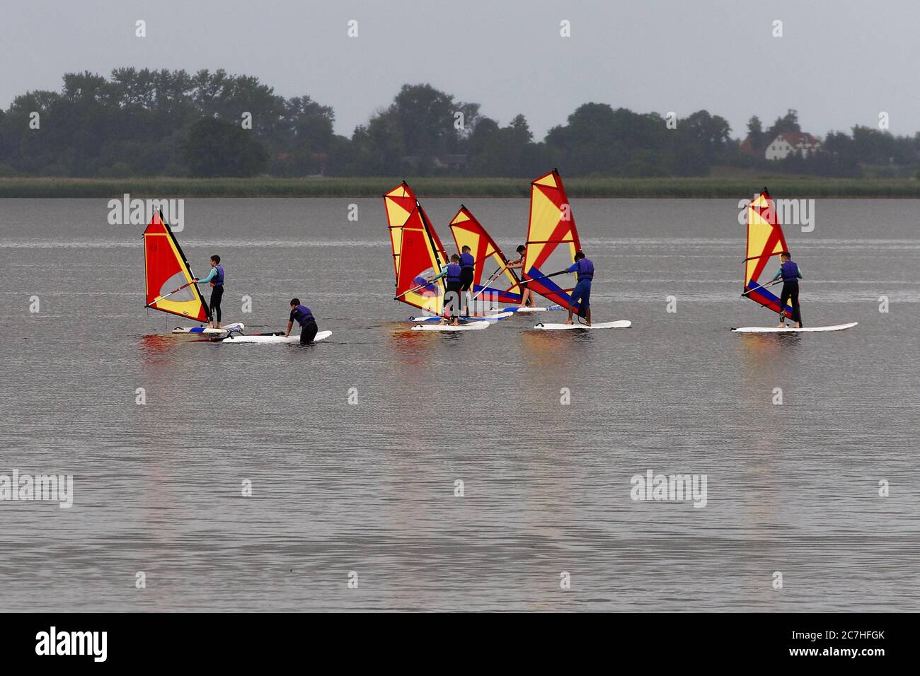 Dzwirzyno, Polonia. 17 luglio 2020 giovani non identificati alla scuola di windsurf. Il lago è molto poco profondo Foto Stock