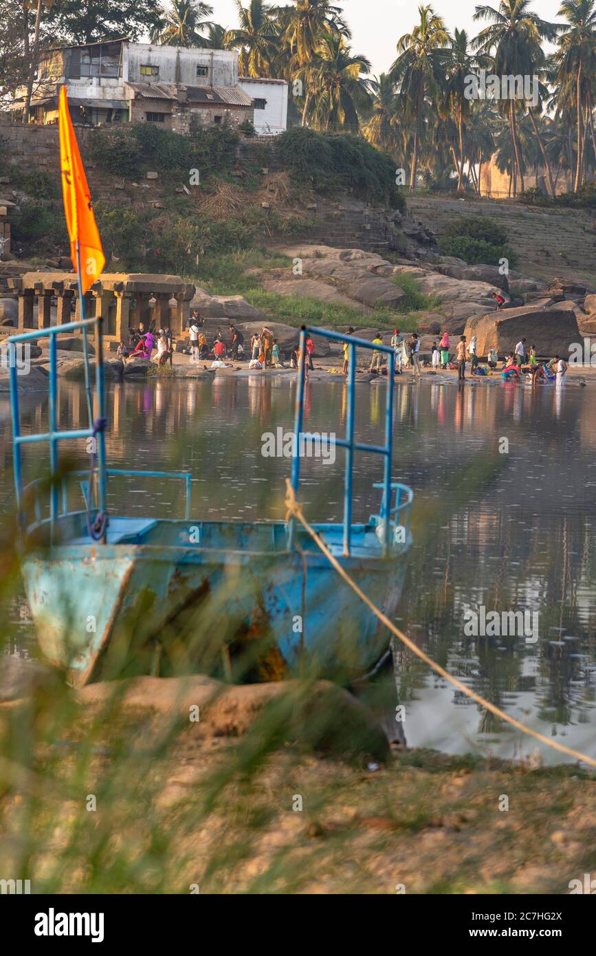 Traghetto di fronte alla folla sulla riva del fiume Foto Stock