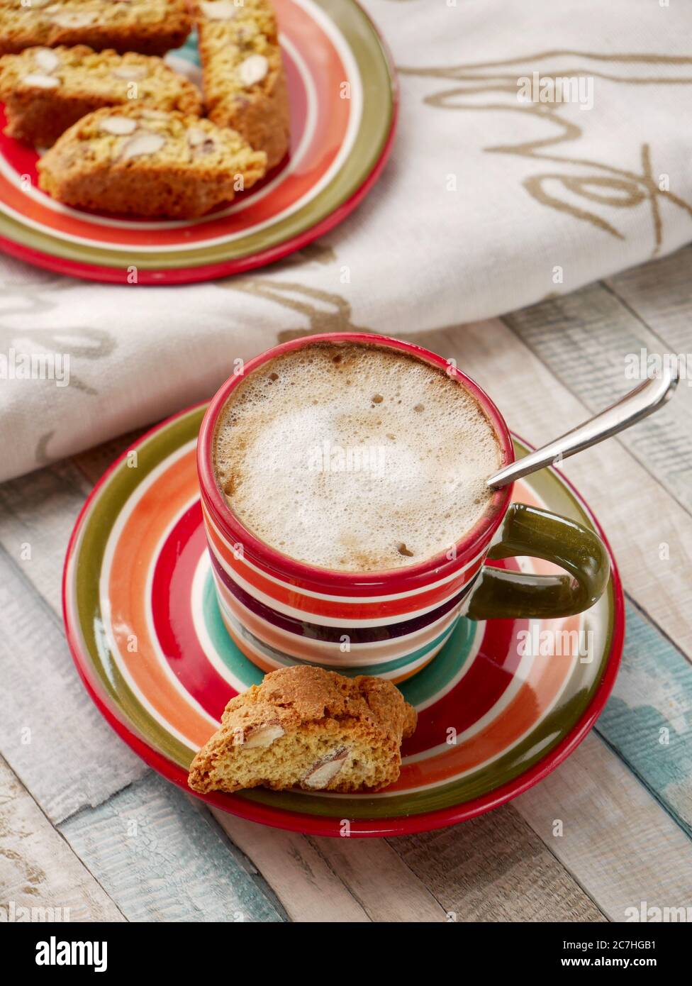 Cappuccino con biscotti alle mandorle. Foto Stock