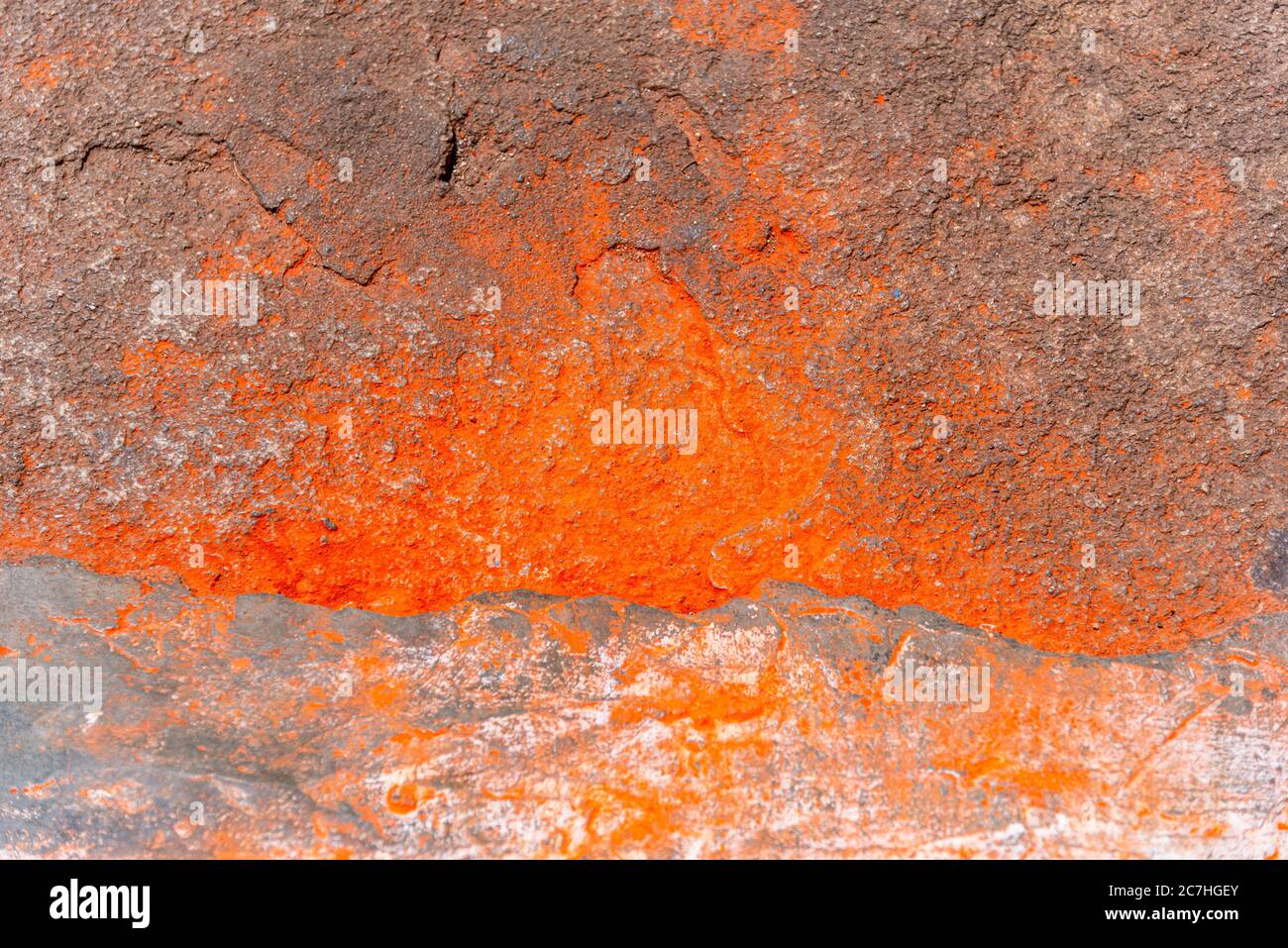 Pigmento di colore arancione sulla pietra. Foto Stock