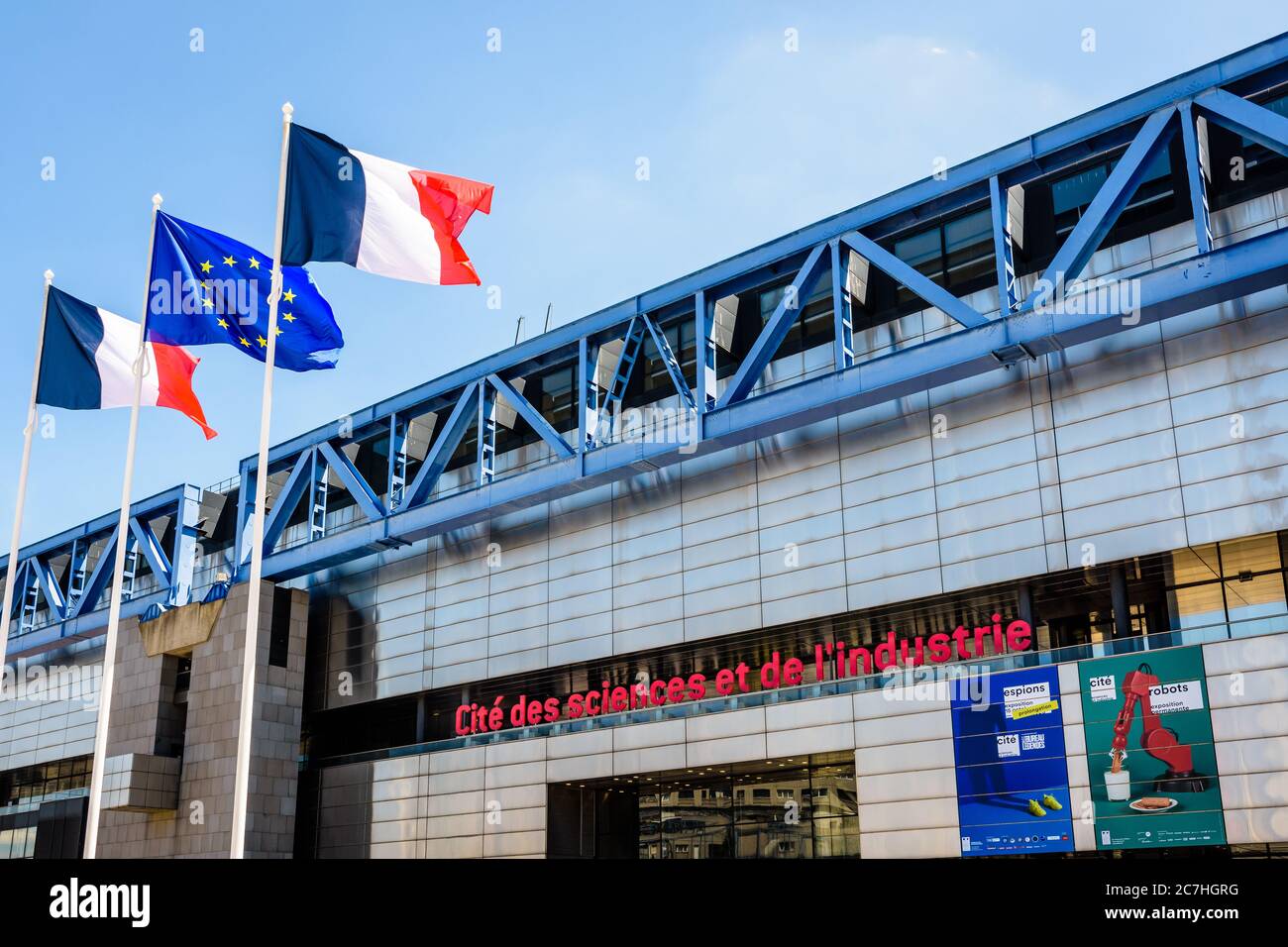 Vista dall'angolo basso della facciata e del segno della Cité des Sciences et de l'Industrie, un museo della scienza situato nel Parc de la Villette a Parigi, Francia Foto Stock