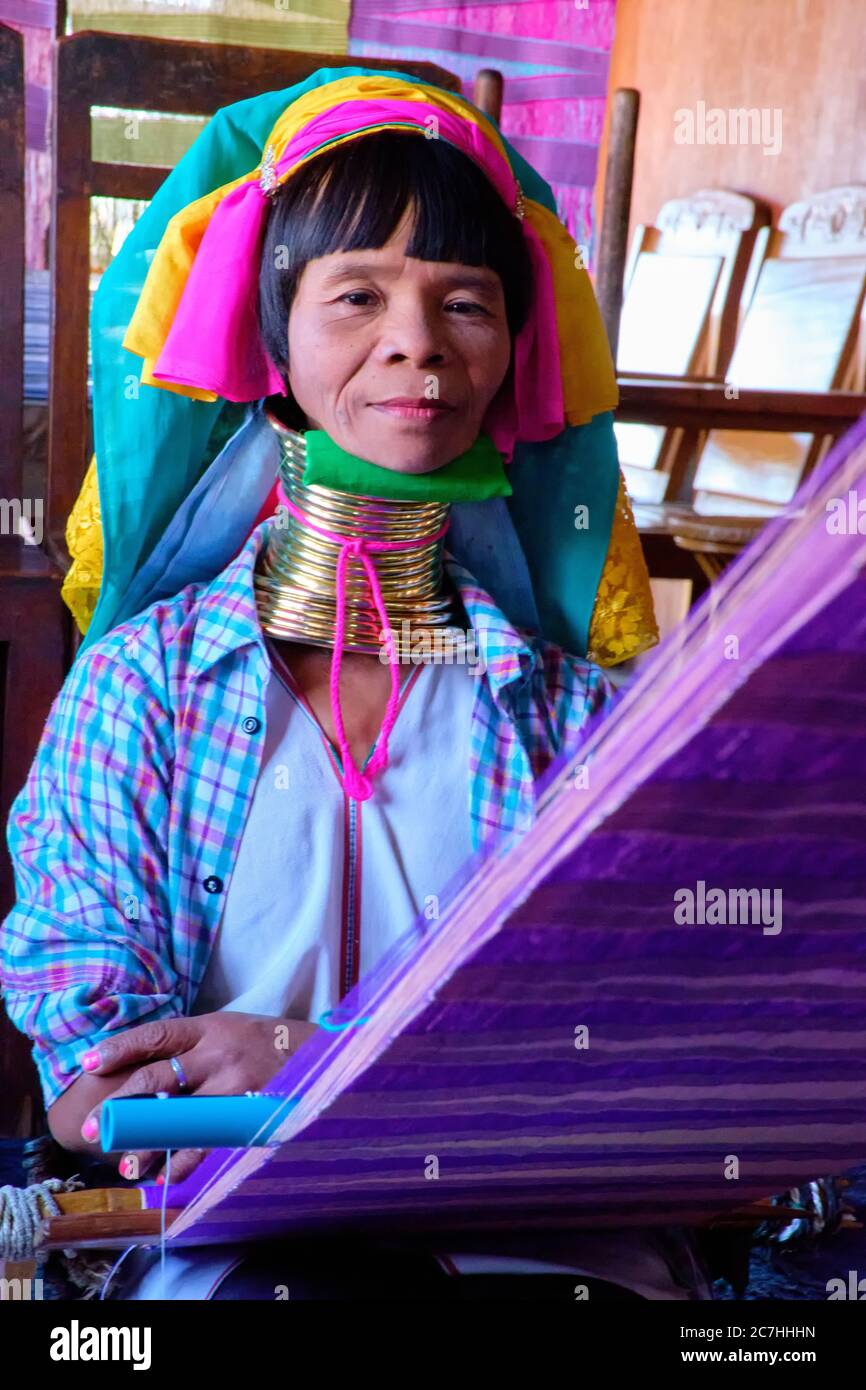 Donna Kayan Padaung a collo lungo tessitura 26 gennaio 2017 Foto Stock