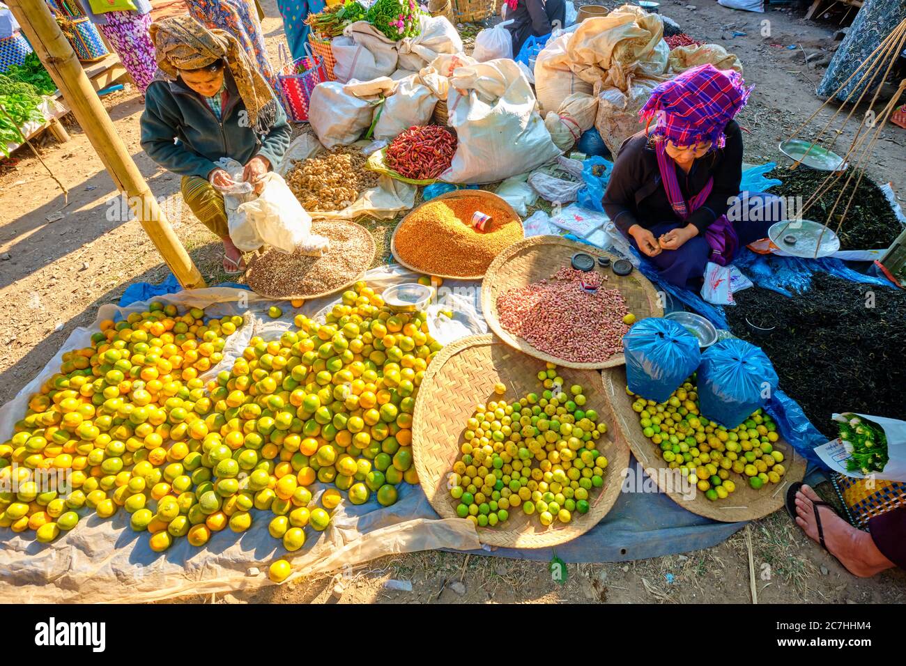 Attività commerciali su INLE, MYANMAR - 27 GENNAIO 2017. A Mine Thauk, mercato di Nyaungshwe, Myanmar Foto Stock